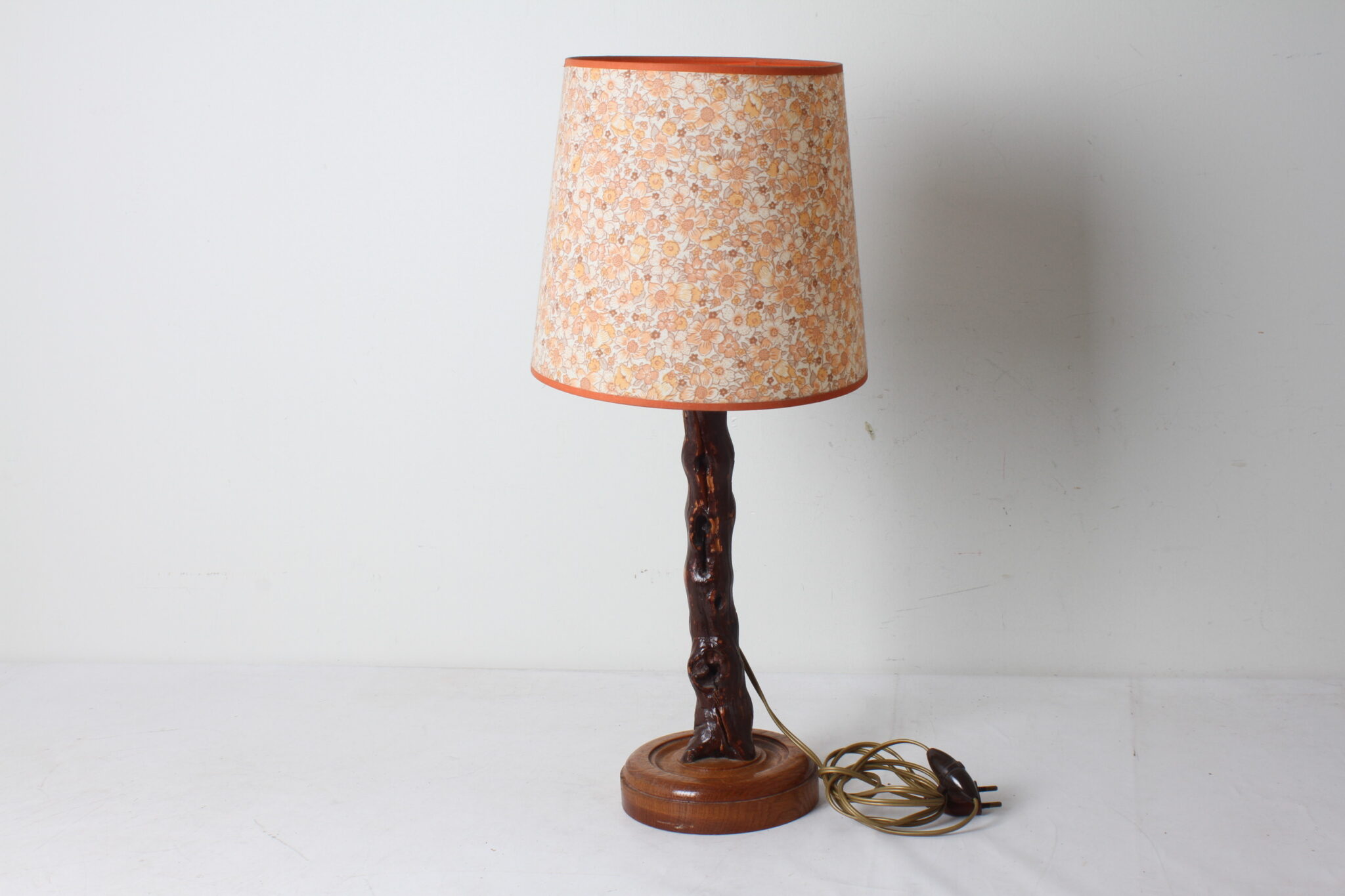 lampe-de-table-cep-de-vigne-socle-rond-bois-abat-jour-decor-floral-vintage-luminaires-occasion-emmaus-scherwiller-etikette (2)