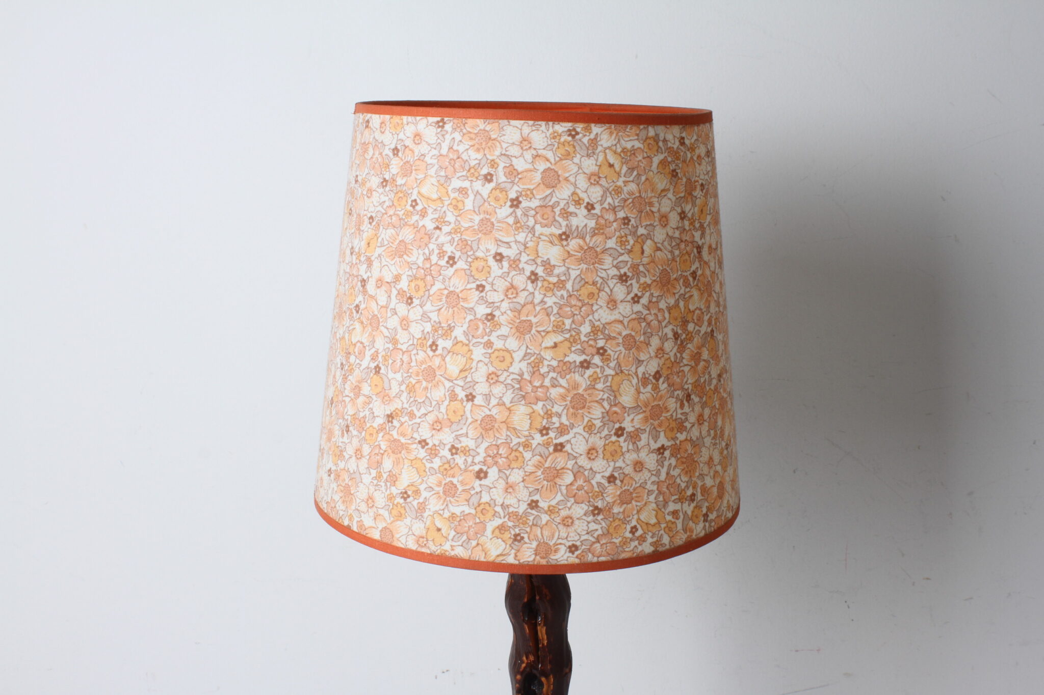 lampe-de-table-cep-de-vigne-socle-rond-bois-abat-jour-decor-floral-vintage-luminaires-occasion-emmaus-scherwiller-etikette (3)