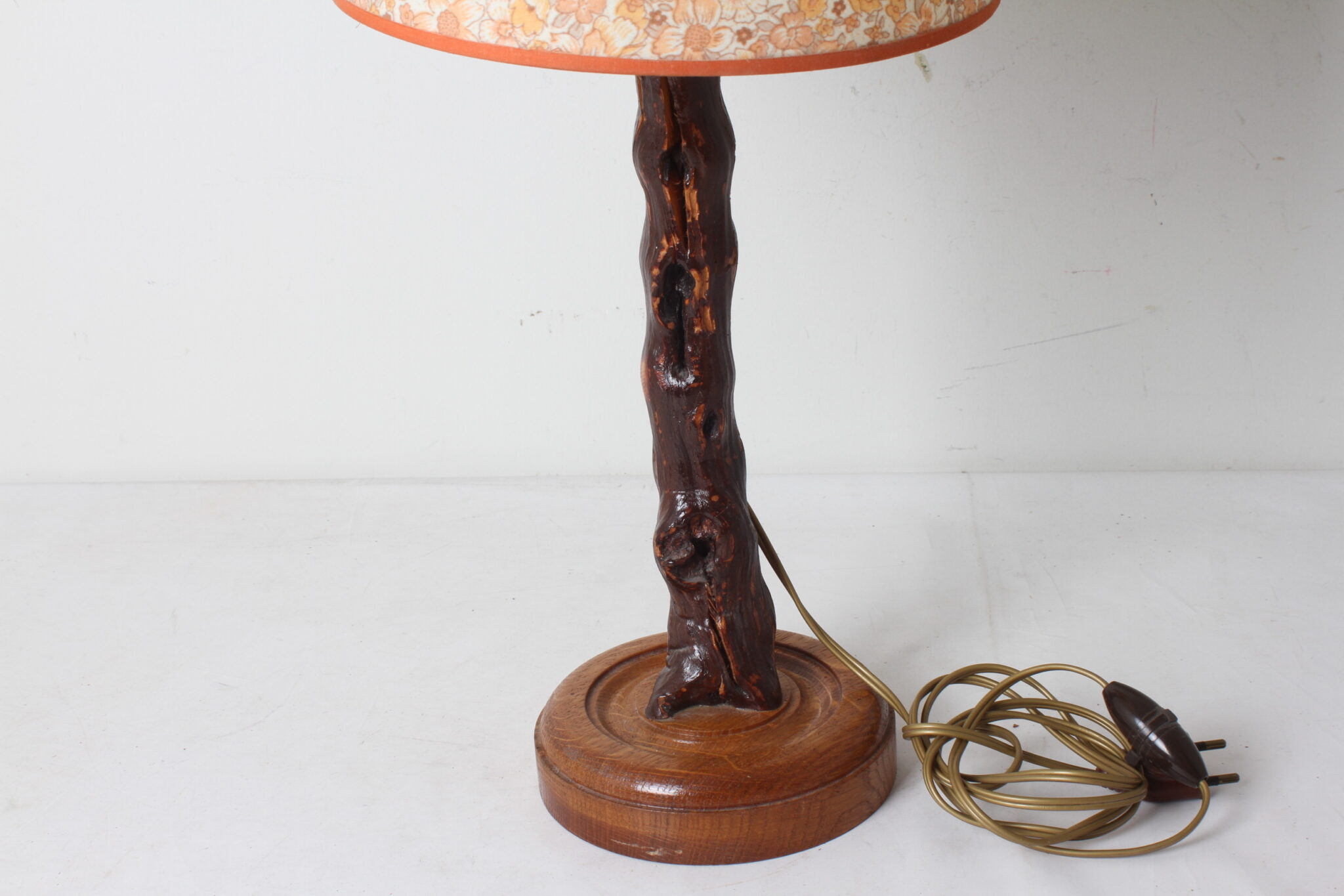 lampe-de-table-cep-de-vigne-socle-rond-bois-abat-jour-decor-floral-vintage-luminaires-occasion-emmaus-scherwiller-etikette (4)