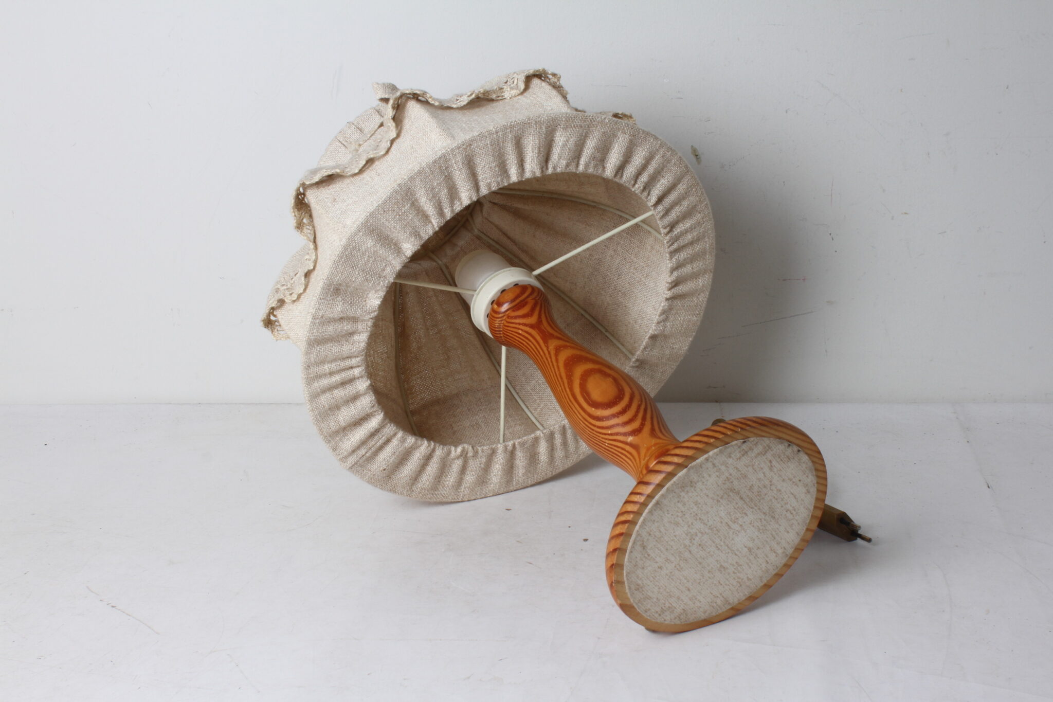 lampe-de-table-chevet-vintage-style-boheme-campagne-bois-abat-jour-tissu-crochet-luminaires-brocante-occasion-emmaus-scherwiller-etikette (1)