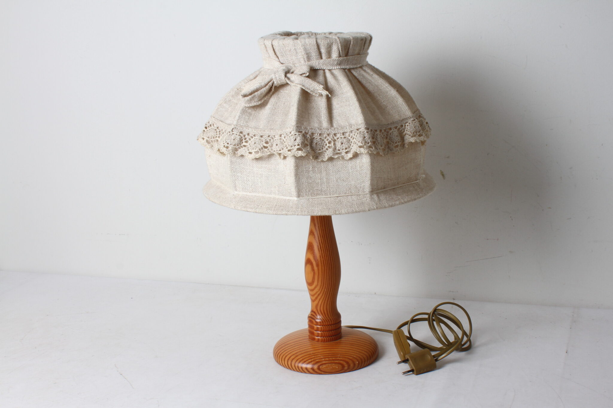 lampe-de-table-chevet-vintage-style-boheme-campagne-bois-abat-jour-tissu-crochet-luminaires-brocante-occasion-emmaus-scherwiller-etikette (2)