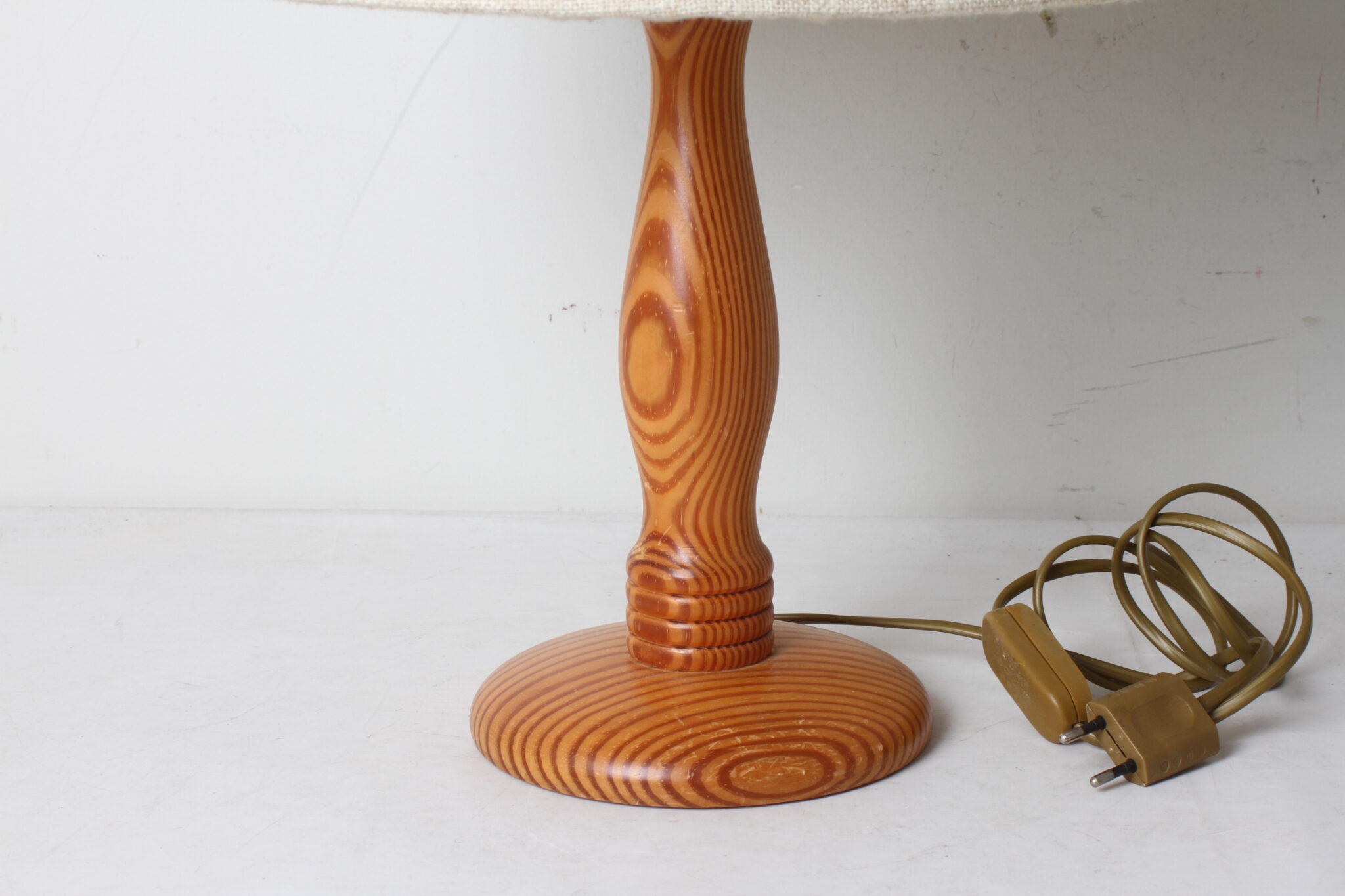 lampe-de-table-chevet-vintage-style-boheme-campagne-bois-abat-jour-tissu-crochet-luminaires-brocante-occasion-emmaus-scherwiller-etikette (3)