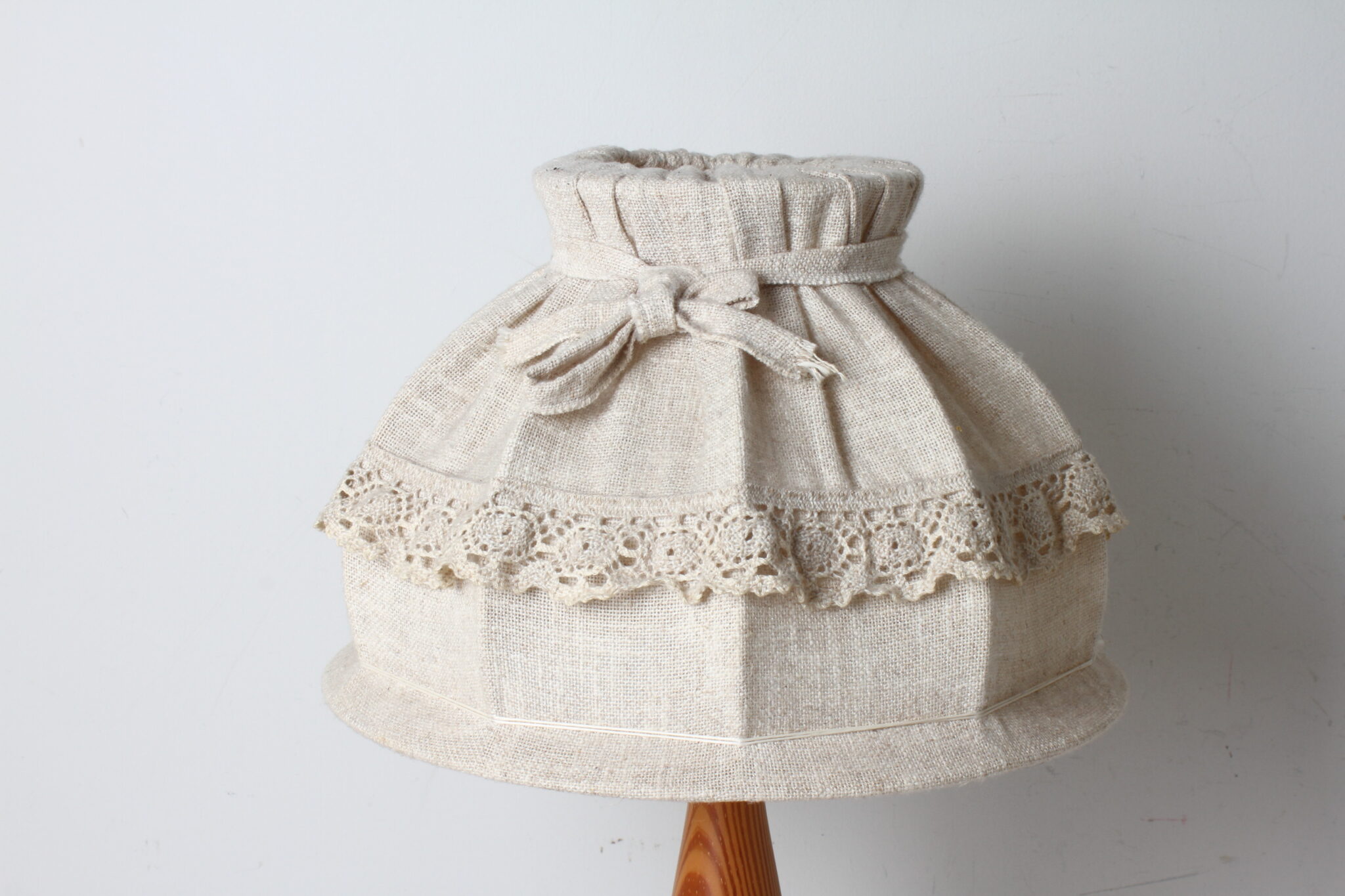 lampe-de-table-chevet-vintage-style-boheme-campagne-bois-abat-jour-tissu-crochet-luminaires-brocante-occasion-emmaus-scherwiller-etikette (4)