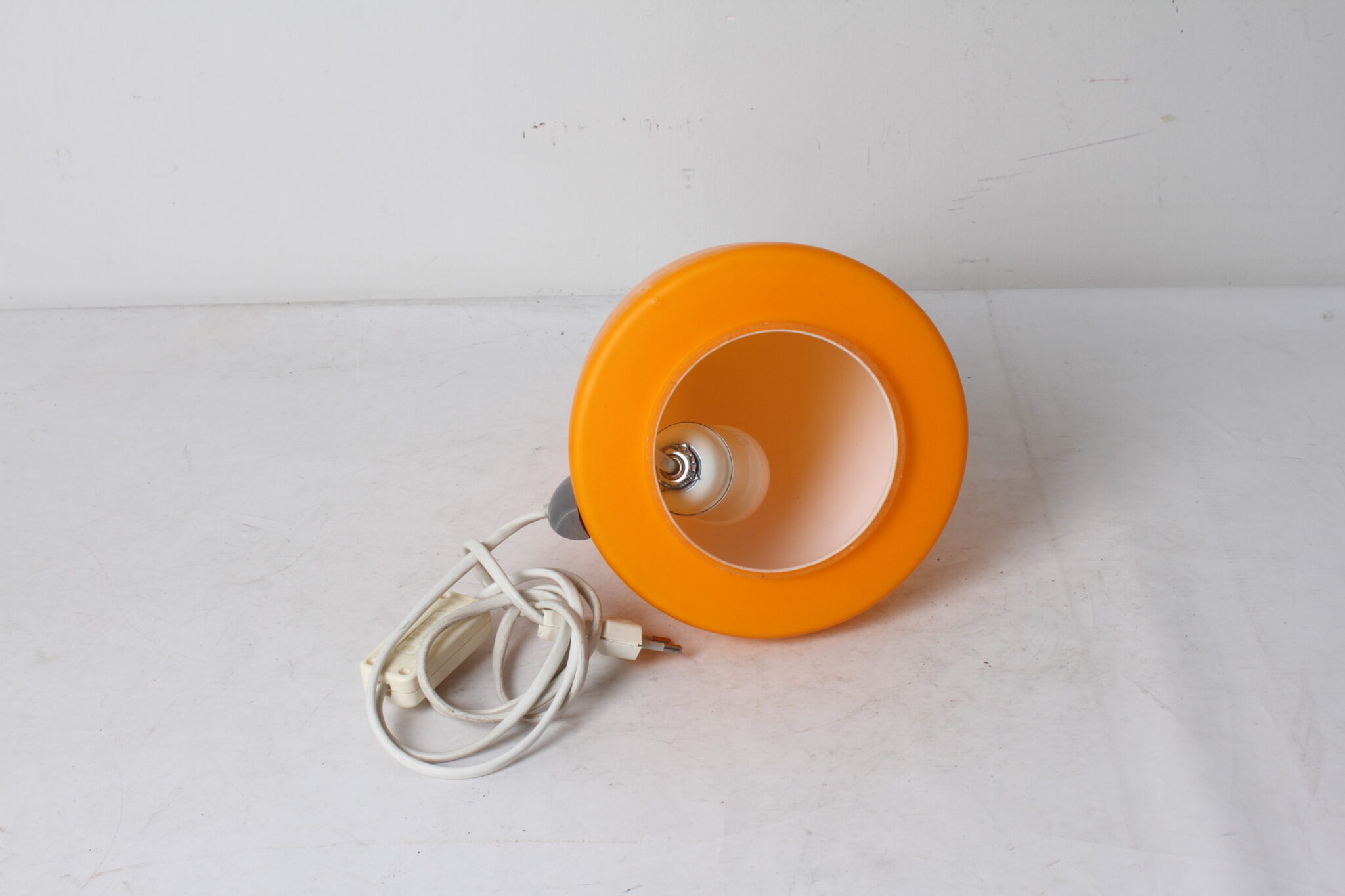 lampe-de-table-cone-teepee-verre-orange-depoli-luminaires-design-brocante-occasion-emmaus-scherwiller-etikette (1)