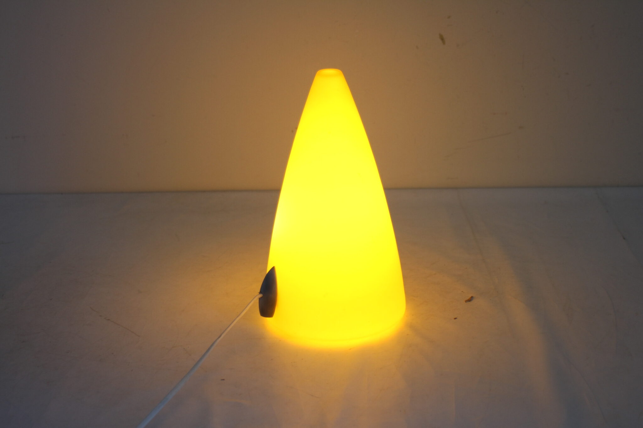 lampe-de-table-cone-teepee-verre-orange-depoli-luminaires-design-brocante-occasion-emmaus-scherwiller-etikette (2)