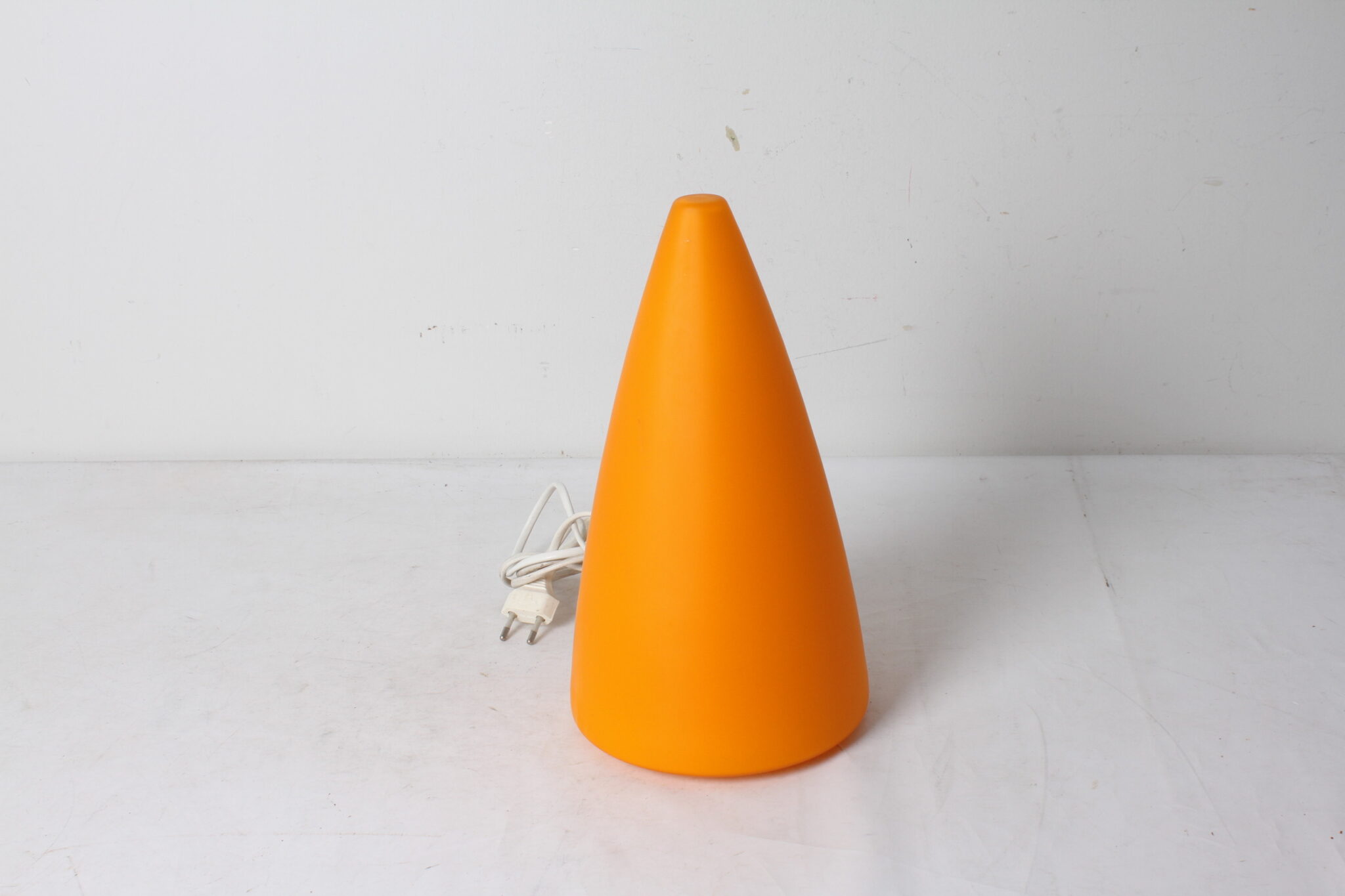 lampe-de-table-cone-teepee-verre-orange-depoli-luminaires-design-brocante-occasion-emmaus-scherwiller-etikette (3)