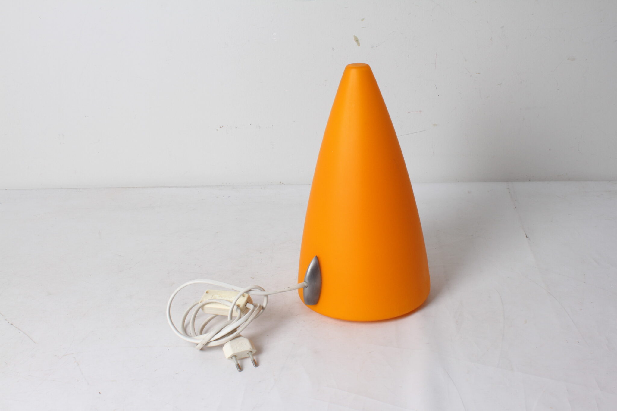 lampe-de-table-cone-teepee-verre-orange-depoli-luminaires-design-brocante-occasion-emmaus-scherwiller-etikette (4)