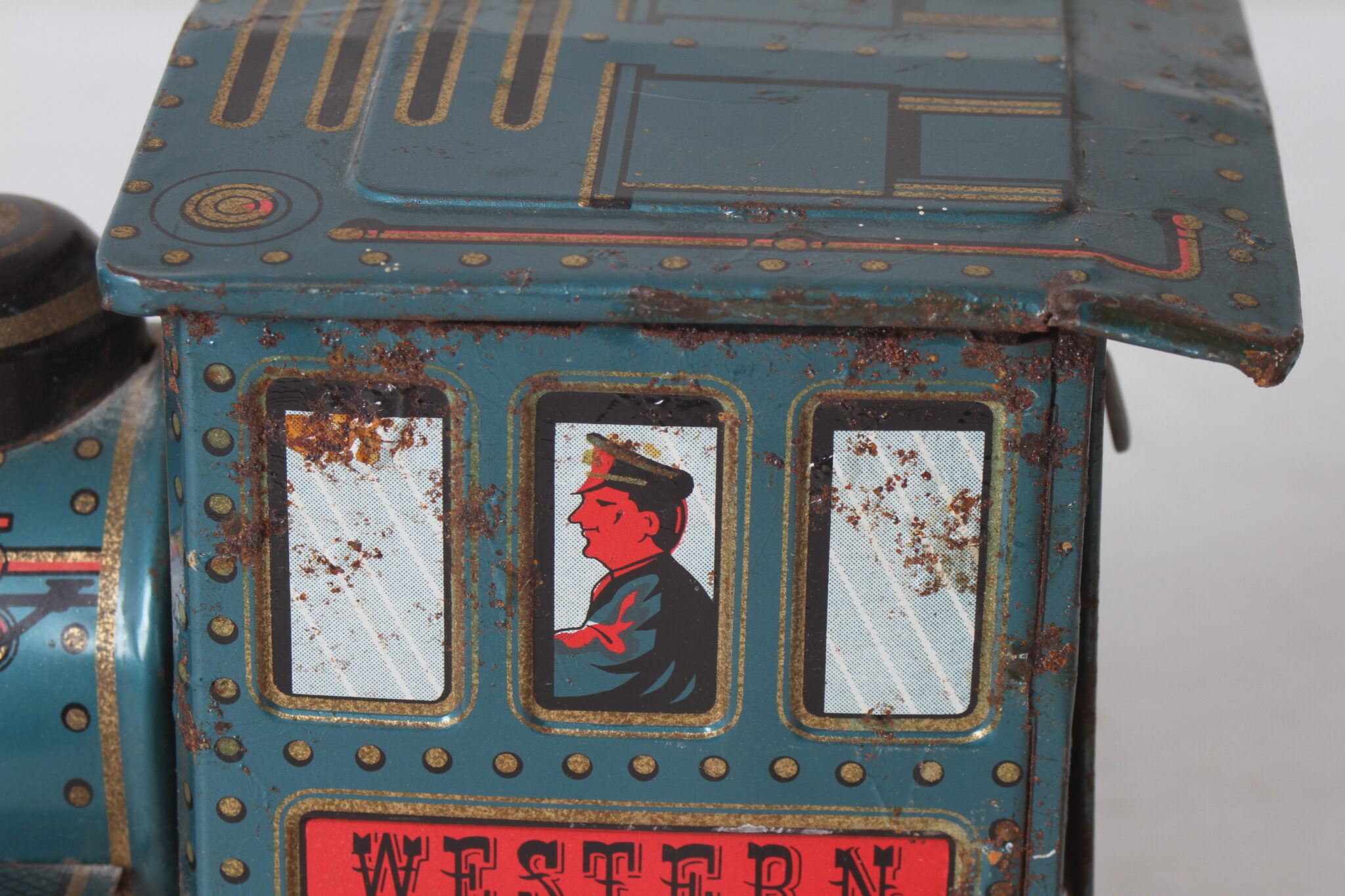 locomotive-en-tole-modern-toys-western-jouets-anciens-brocante-collection-occasion-emmaus-scherwiller-etikette (1)