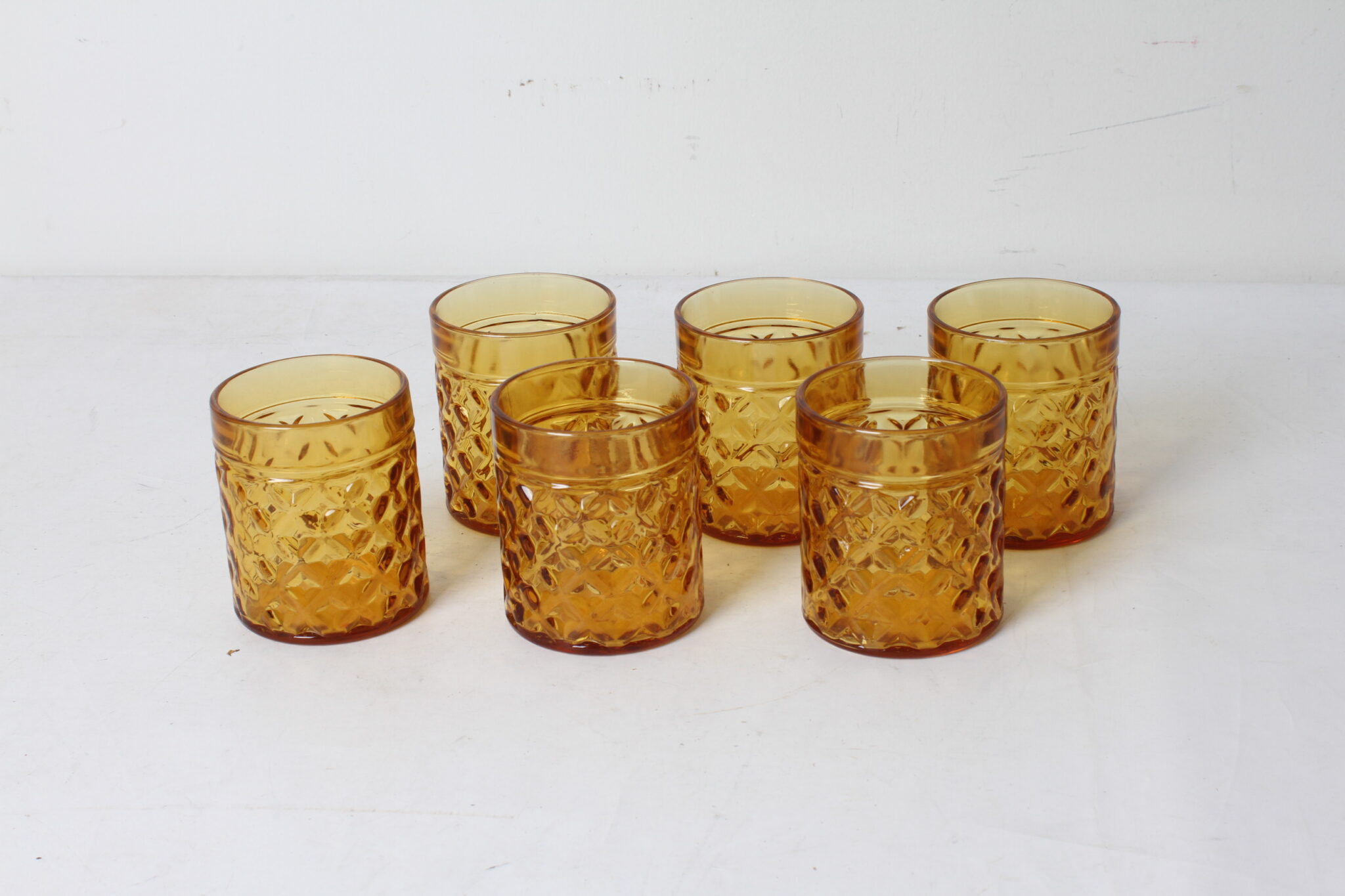 lot-de-6-verres-vintage-en-verre-ambre-texture-pernod-art-de-la-table-brocante-occasion-emmaus-scherwiller-etikette (3)