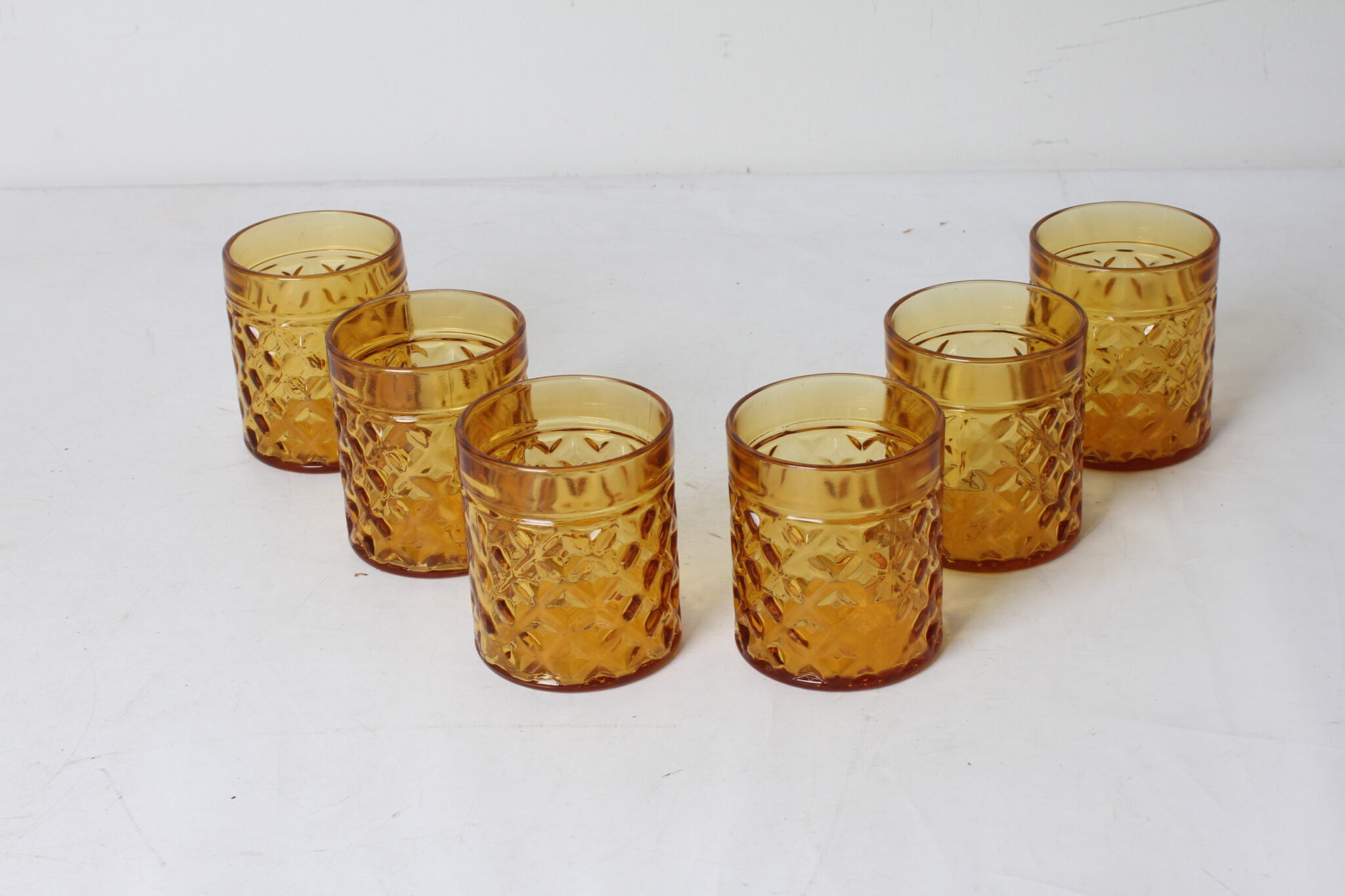 lot-de-6-verres-vintage-en-verre-ambre-texture-pernod-art-de-la-table-brocante-occasion-emmaus-scherwiller-etikette (4)