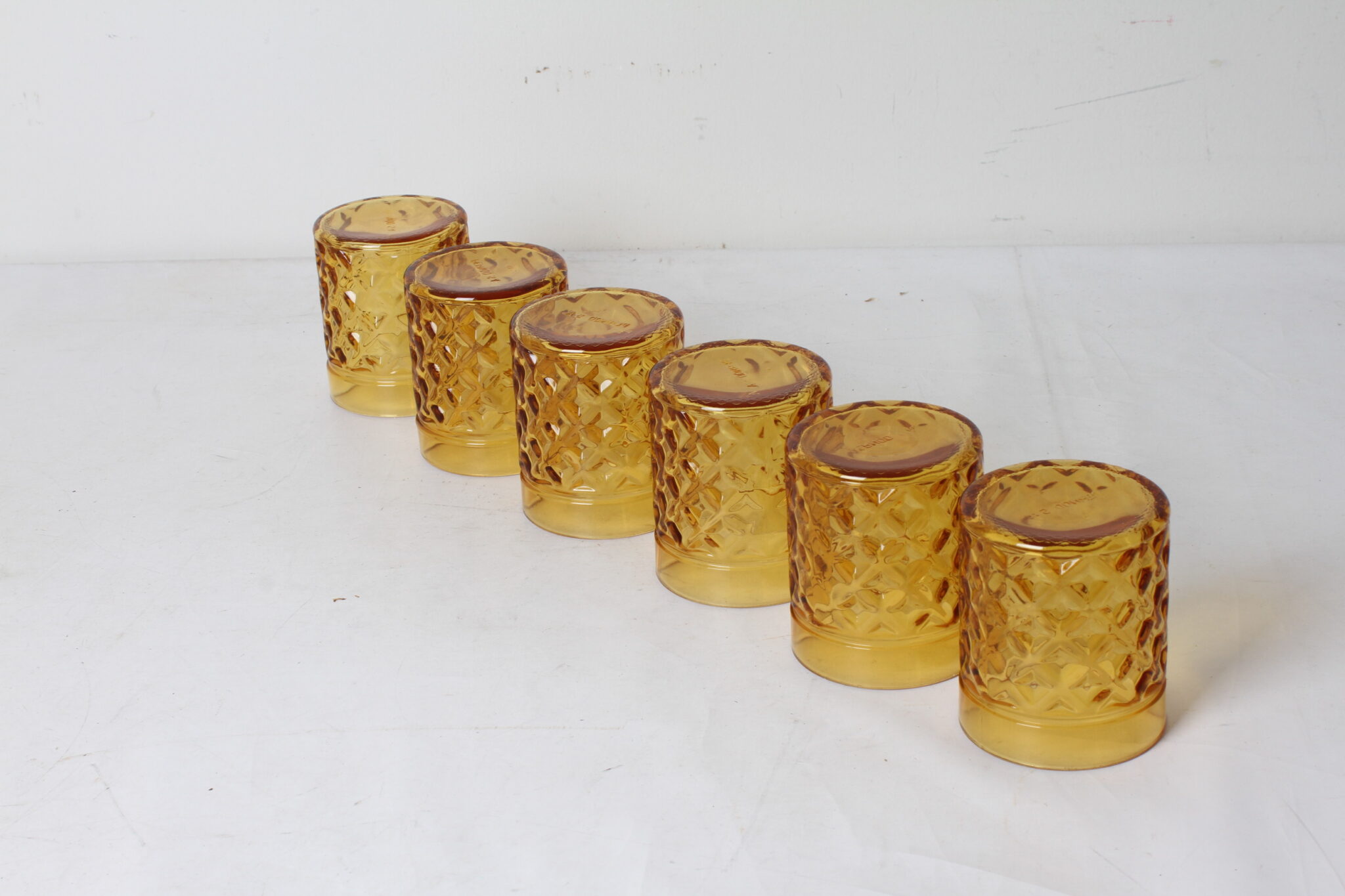 lot-de-6-verres-vintage-en-verre-ambre-texture-pernod-art-de-la-table-brocante-occasion-emmaus-scherwiller-etikette (5)