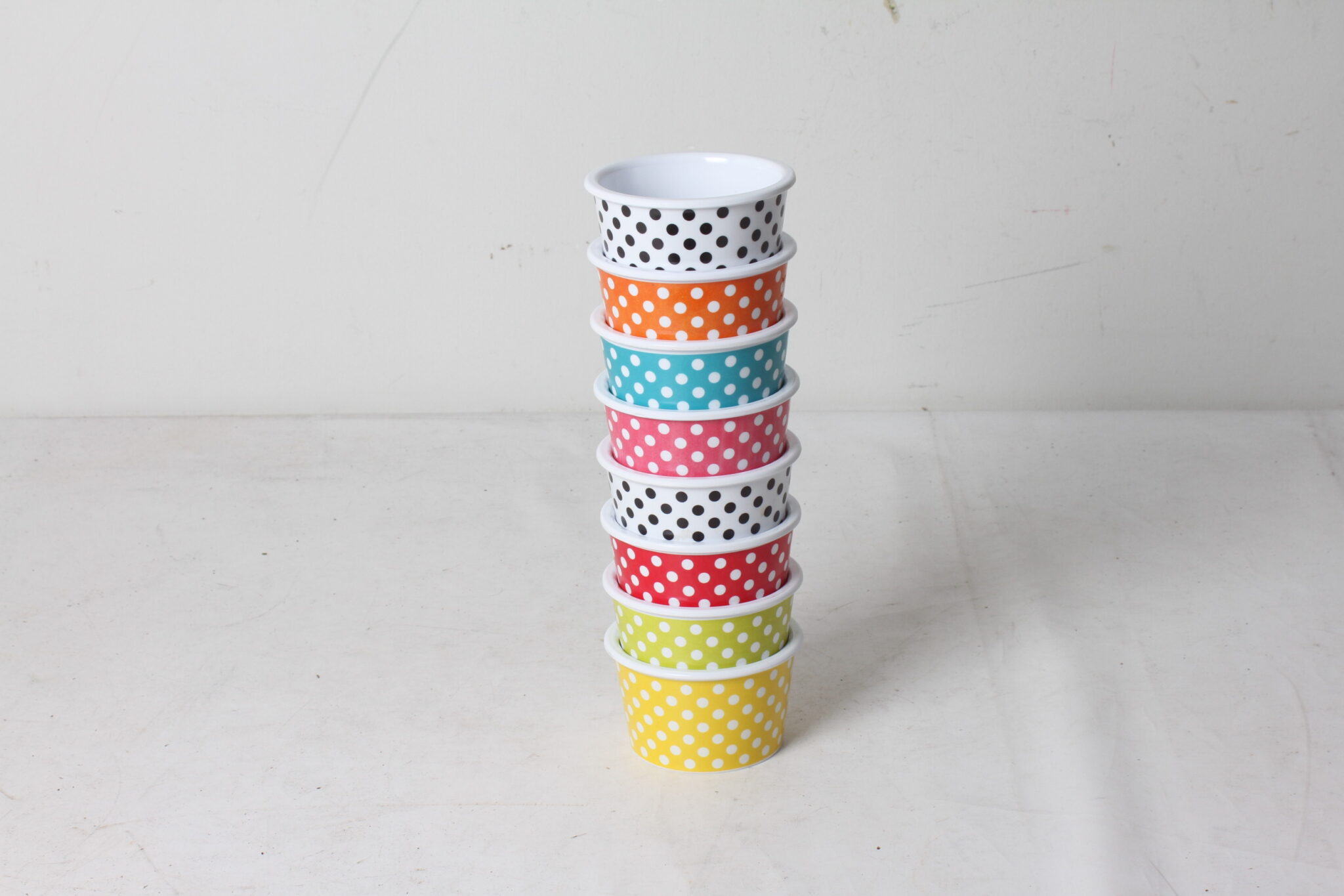 lot-de-8-pots-a-glace-decor-pois-zak-design's-multicolore-plastique-art-de-la-table-occasion-emmaus-scherwiller-etikette (1)