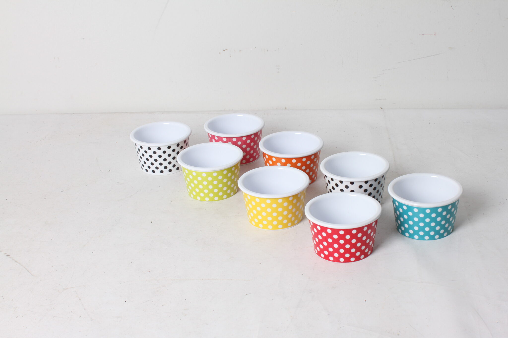lot-de-8-pots-a-glace-decor-pois-zak-design's-multicolore-plastique-art-de-la-table-occasion-emmaus-scherwiller-etikette (2)