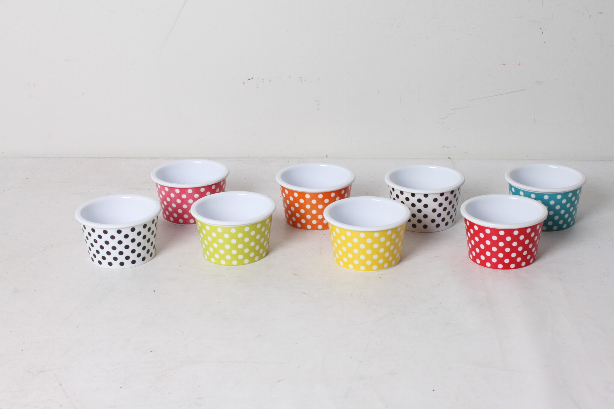 lot-de-8-pots-a-glace-decor-pois-zak-design's-multicolore-plastique-art-de-la-table-occasion-emmaus-scherwiller-etikette (3)