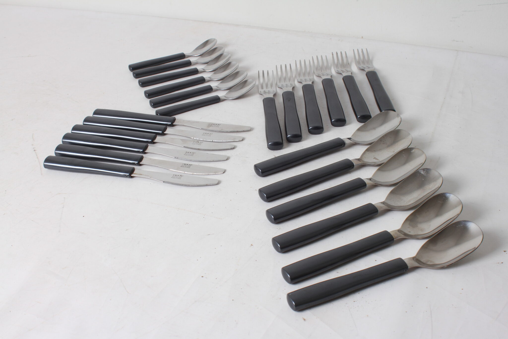 menagere-24-pieces-ikea-et-son-support-design-plastique-inox-art-de-la-table-brocante-occasion-emmaus-scherwiller-etikette (1)