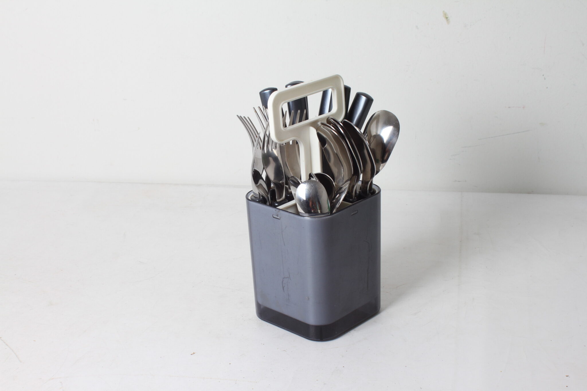 menagere-24-pieces-ikea-et-son-support-design-plastique-inox-art-de-la-table-brocante-occasion-emmaus-scherwiller-etikette (2)