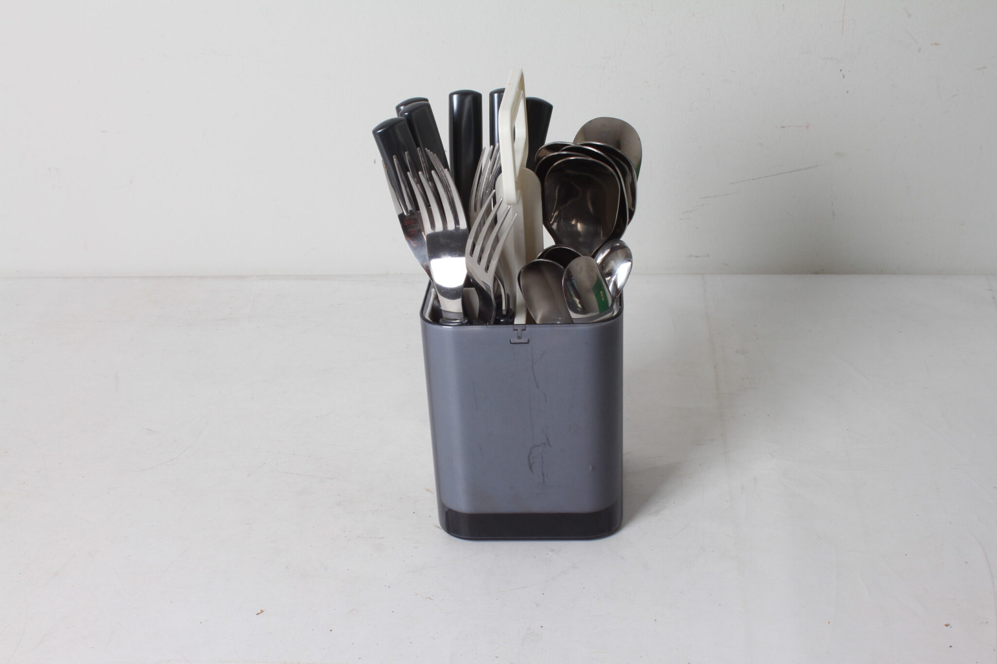 menagere-24-pieces-ikea-et-son-support-design-plastique-inox-art-de-la-table-brocante-occasion-emmaus-scherwiller-etikette (3)