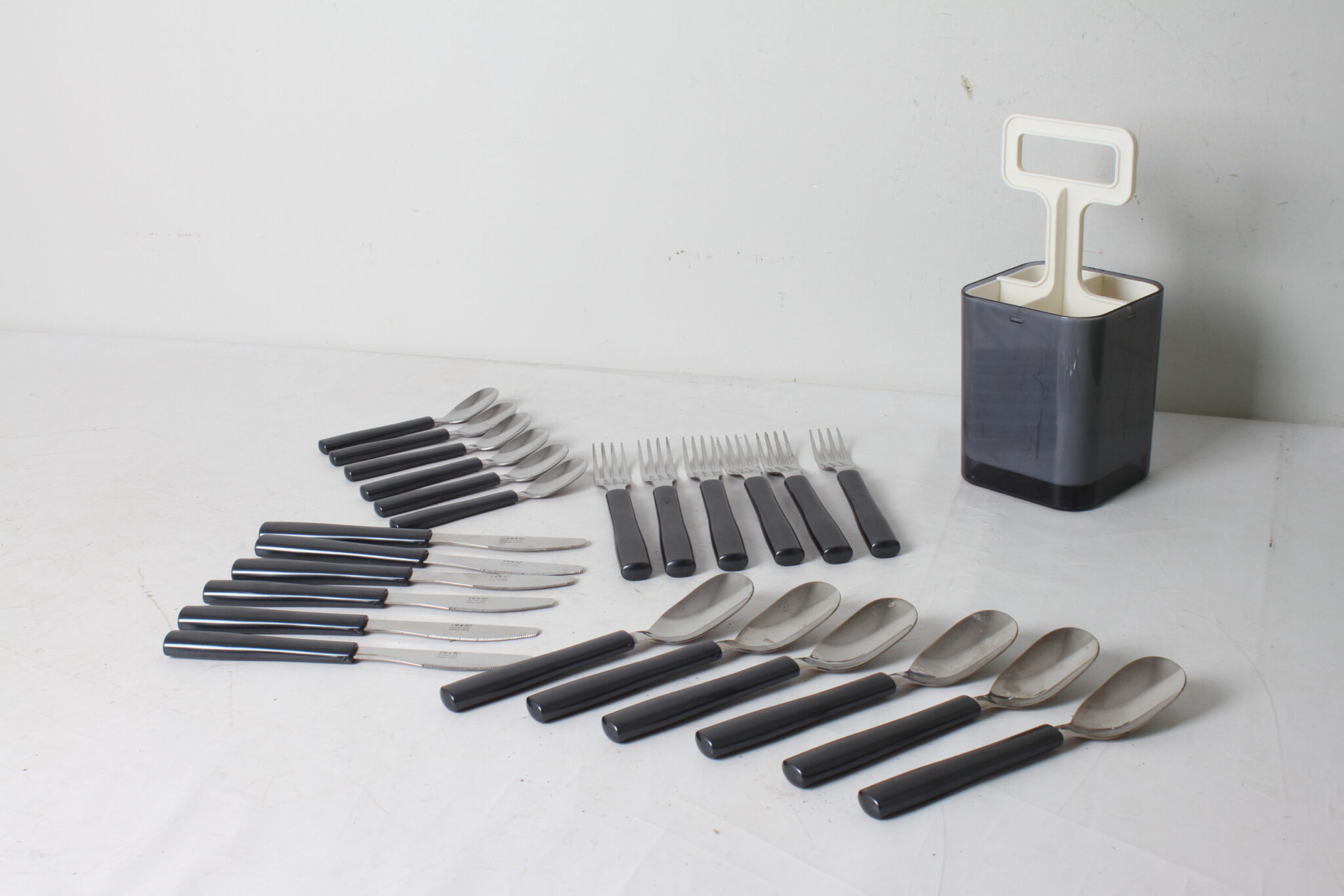 menagere-24-pieces-ikea-et-son-support-design-plastique-inox-art-de-la-table-brocante-occasion-emmaus-scherwiller-etikette (4)