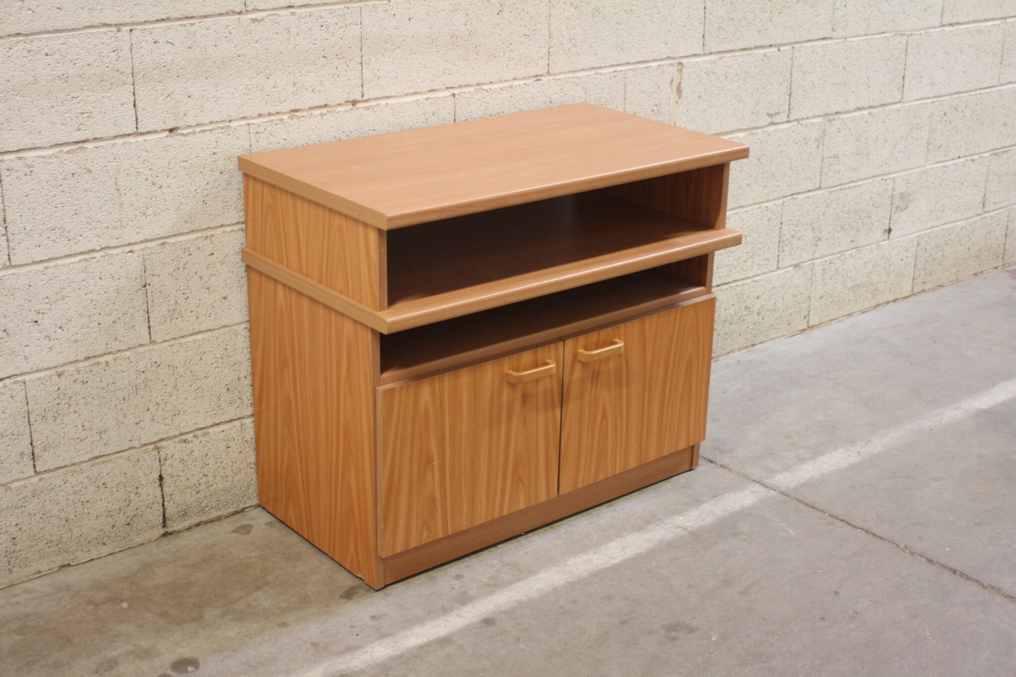 meuble-rangement-tv-hifi-2-portes-sur-roulettes-bois-placage-mobilier-occasion-emmaus-scherwiller-etikette (1)