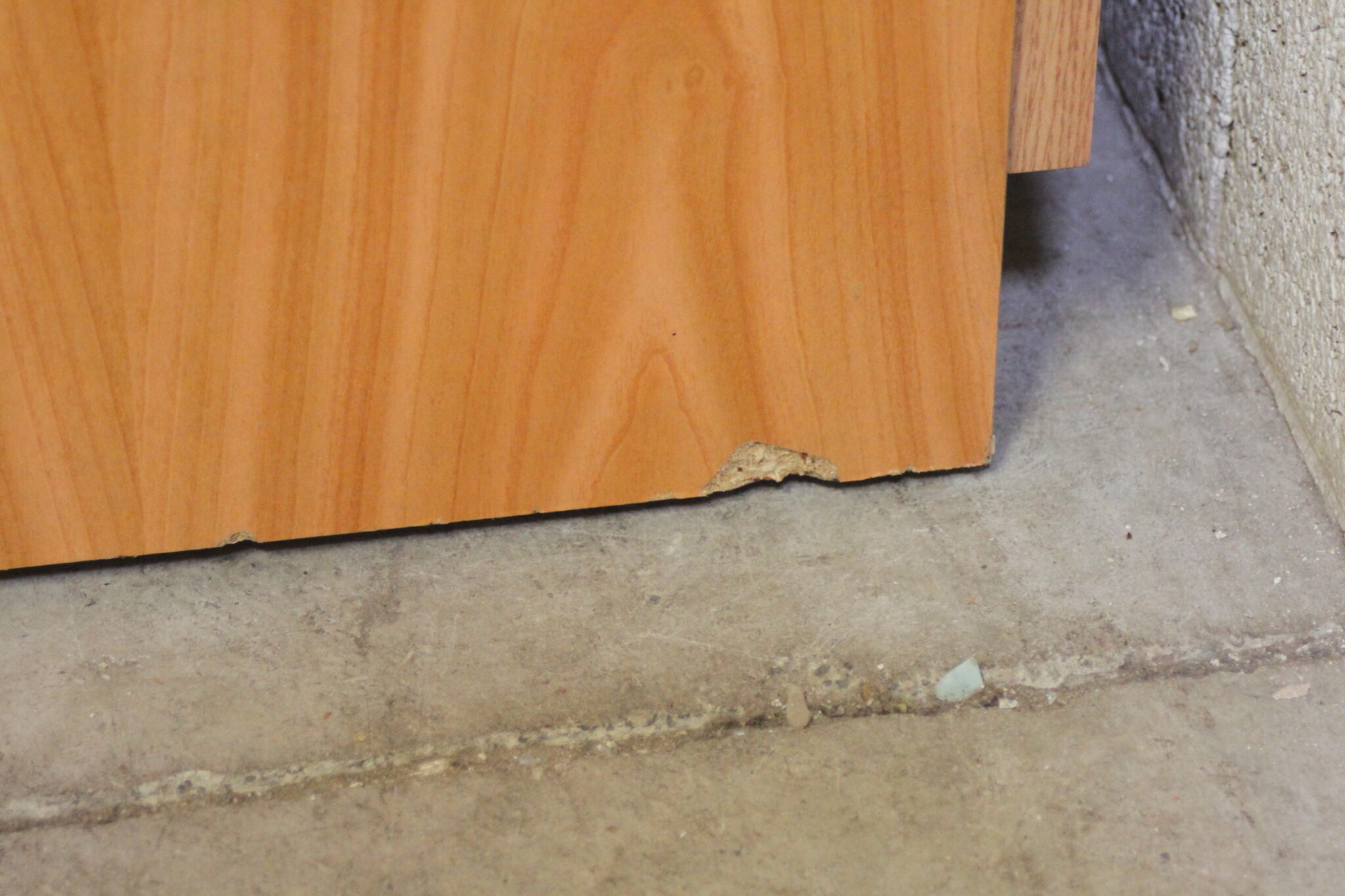 meuble-rangement-tv-hifi-2-portes-sur-roulettes-bois-placage-mobilier-occasion-emmaus-scherwiller-etikette (6)