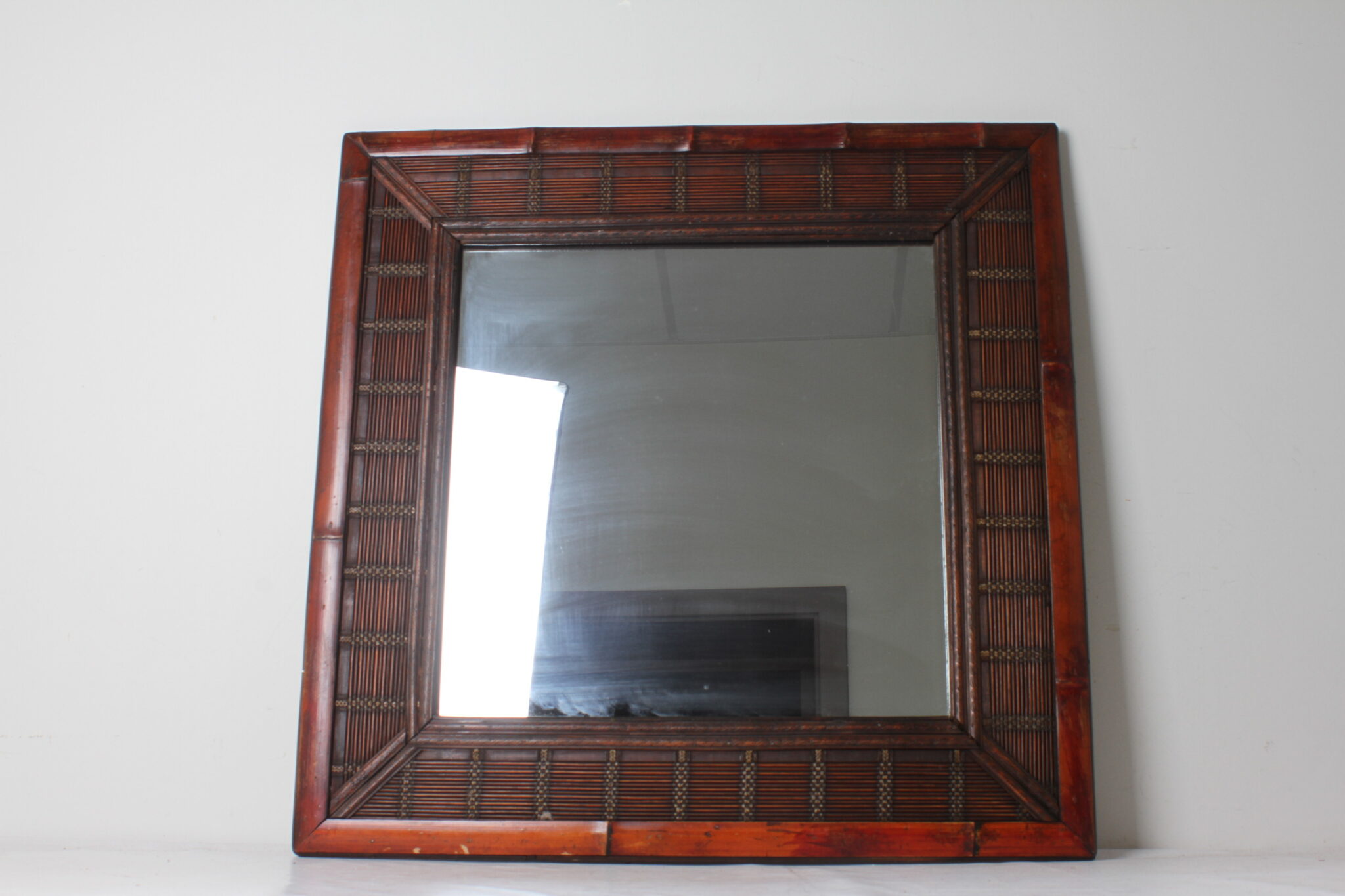 miroir-vintage-carre-bois-osier-bambou-objets-deco-brocante-occasion-emmaus-scherwiller-etikette (3)