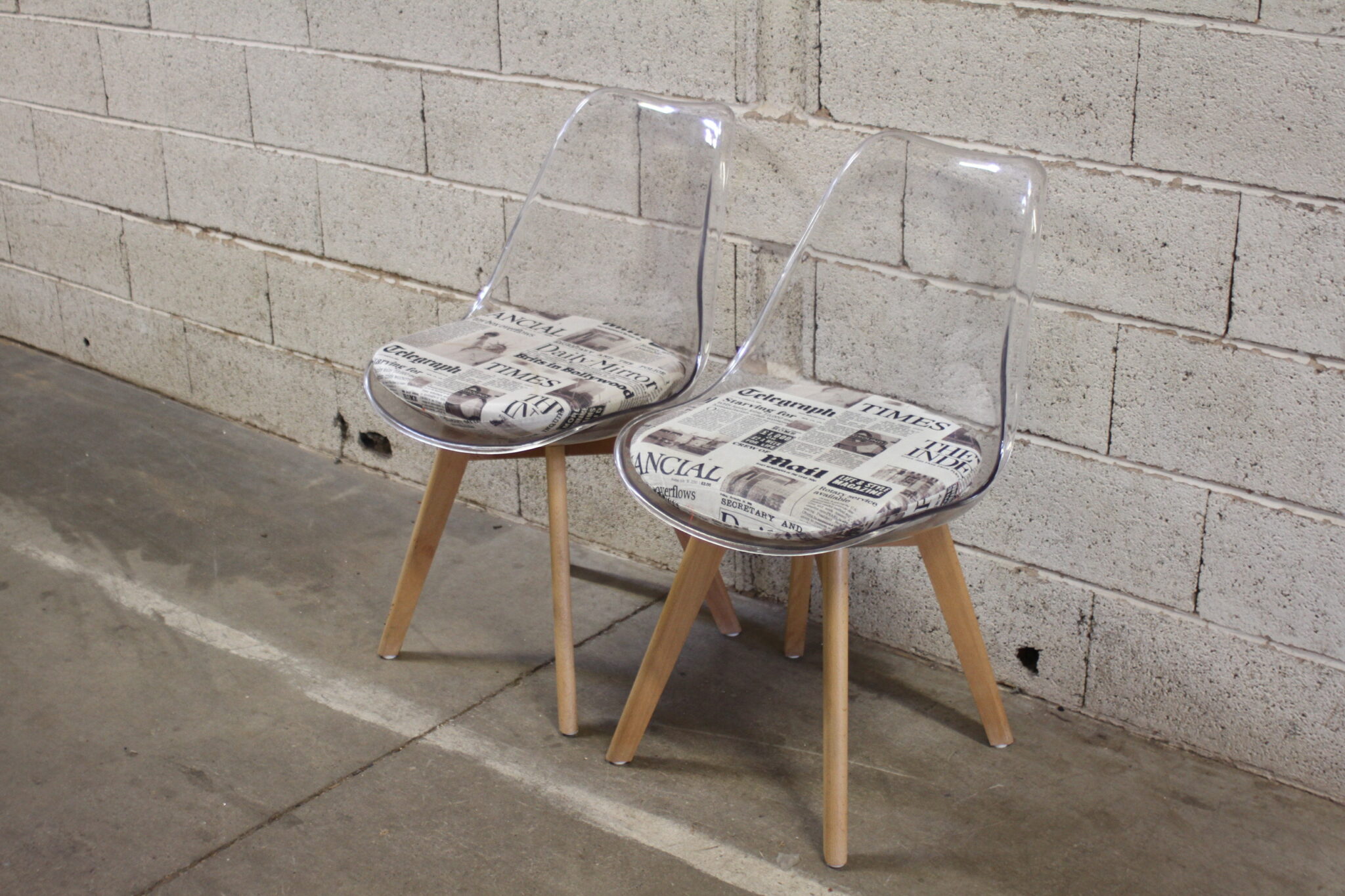 paire-chaises-contemporaines-bois-plexiglas-coussin-journal-mobilier-occasion-emmaus-scherwiller-etikette (2)