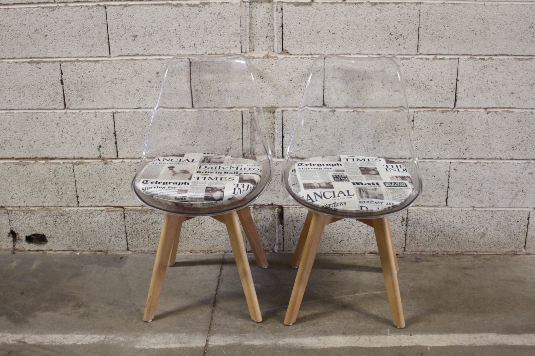 paire-chaises-contemporaines-bois-plexiglas-coussin-journal-mobilier-occasion-emmaus-scherwiller-etikette (3)