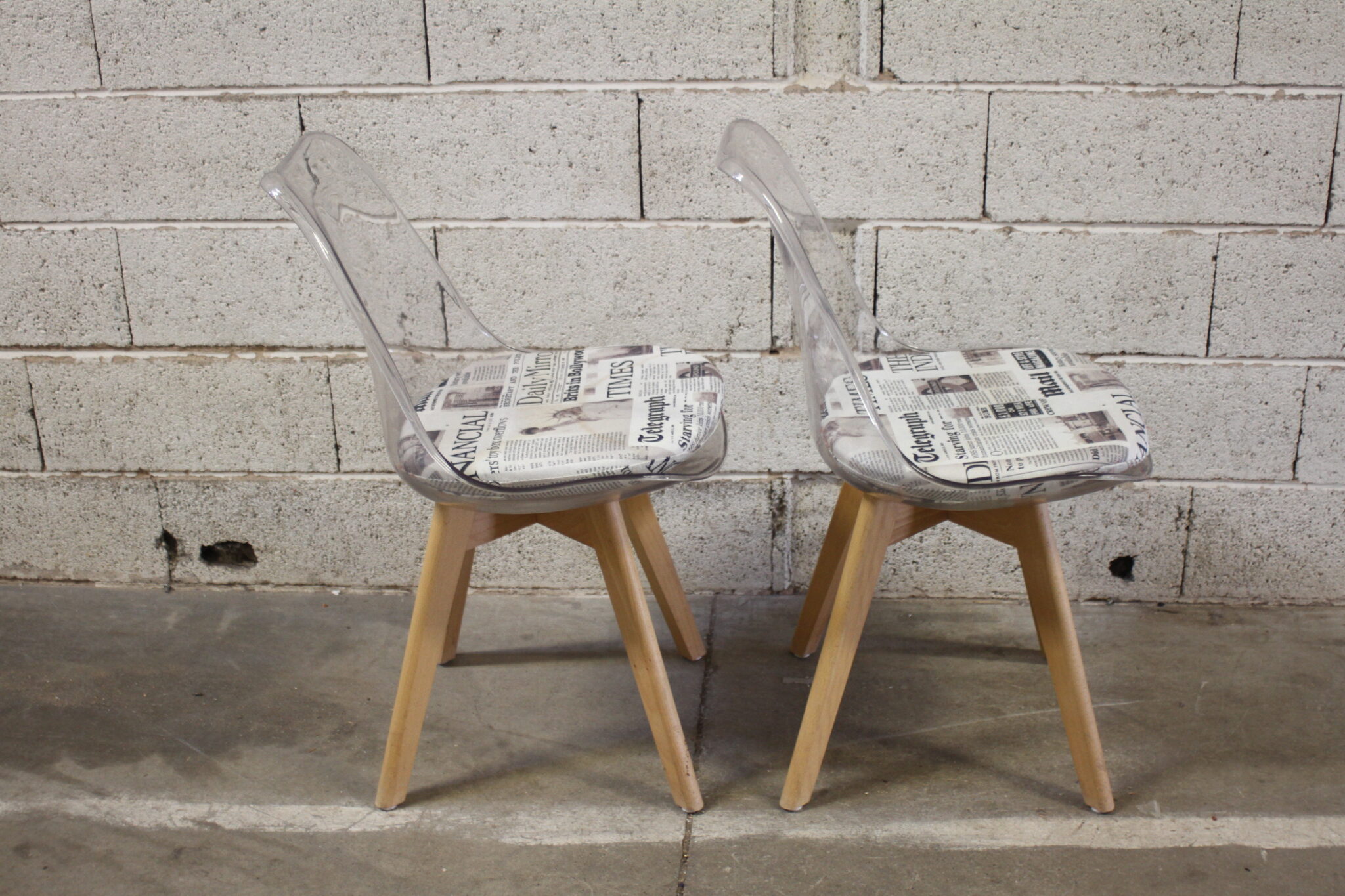 paire-chaises-contemporaines-bois-plexiglas-coussin-journal-mobilier-occasion-emmaus-scherwiller-etikette (4)