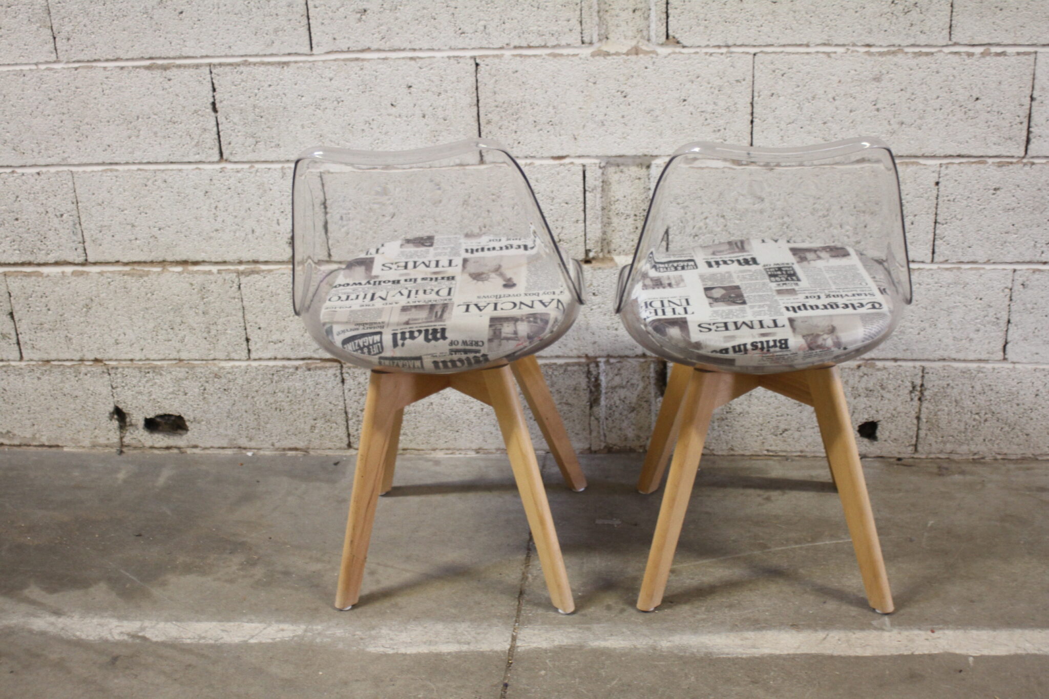 paire-chaises-contemporaines-bois-plexiglas-coussin-journal-mobilier-occasion-emmaus-scherwiller-etikette (5)