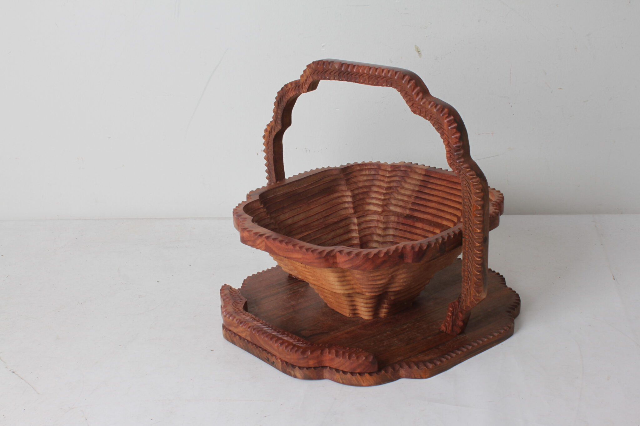 panier-a-fruit-pliable-en-dessous-de-plat-en-bois-sculpte-art-de-la-table-objets-deco-brocante-occasion-emmaus-scherwiller-etikette (2)