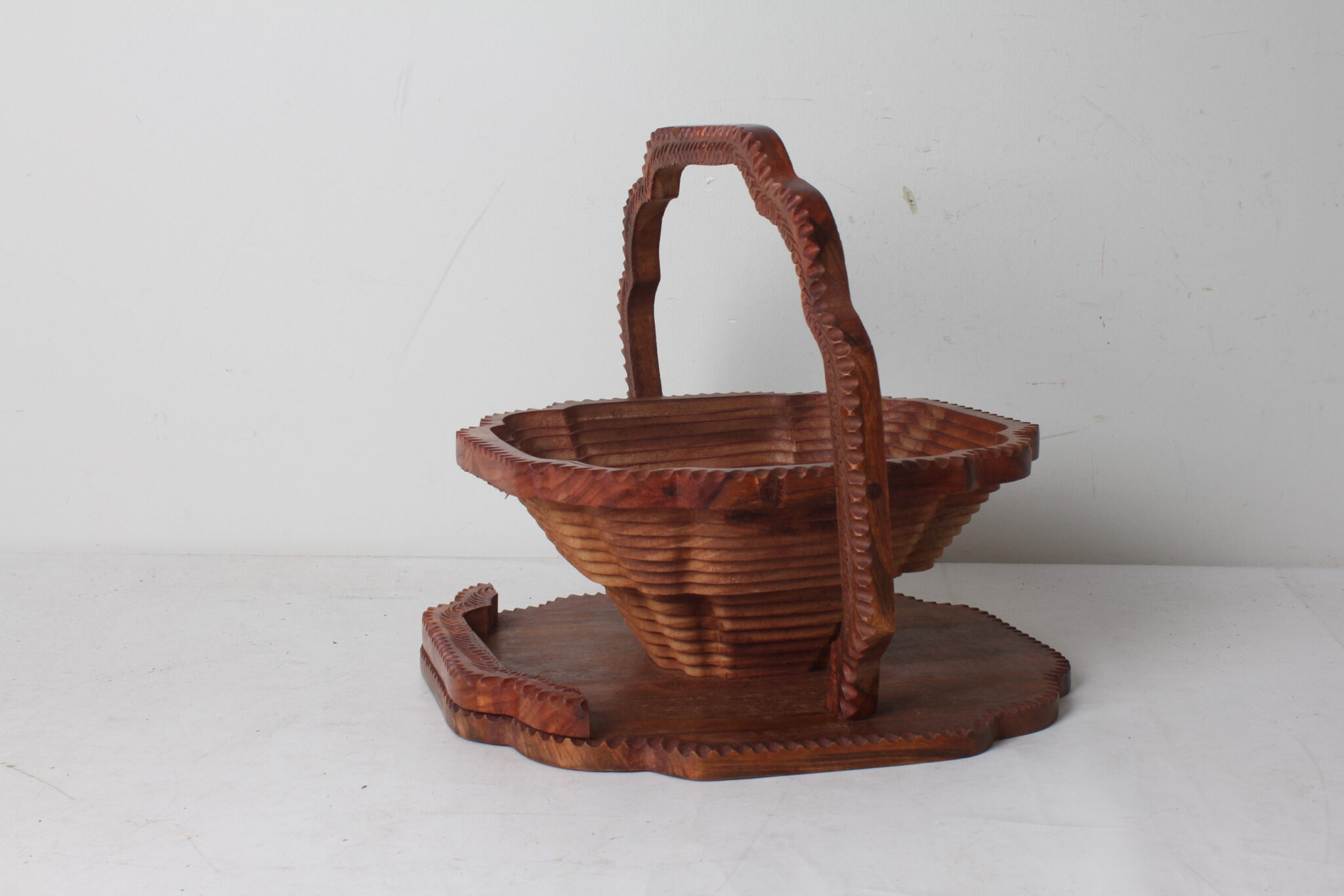 panier-a-fruit-pliable-en-dessous-de-plat-en-bois-sculpte-art-de-la-table-objets-deco-brocante-occasion-emmaus-scherwiller-etikette (3)