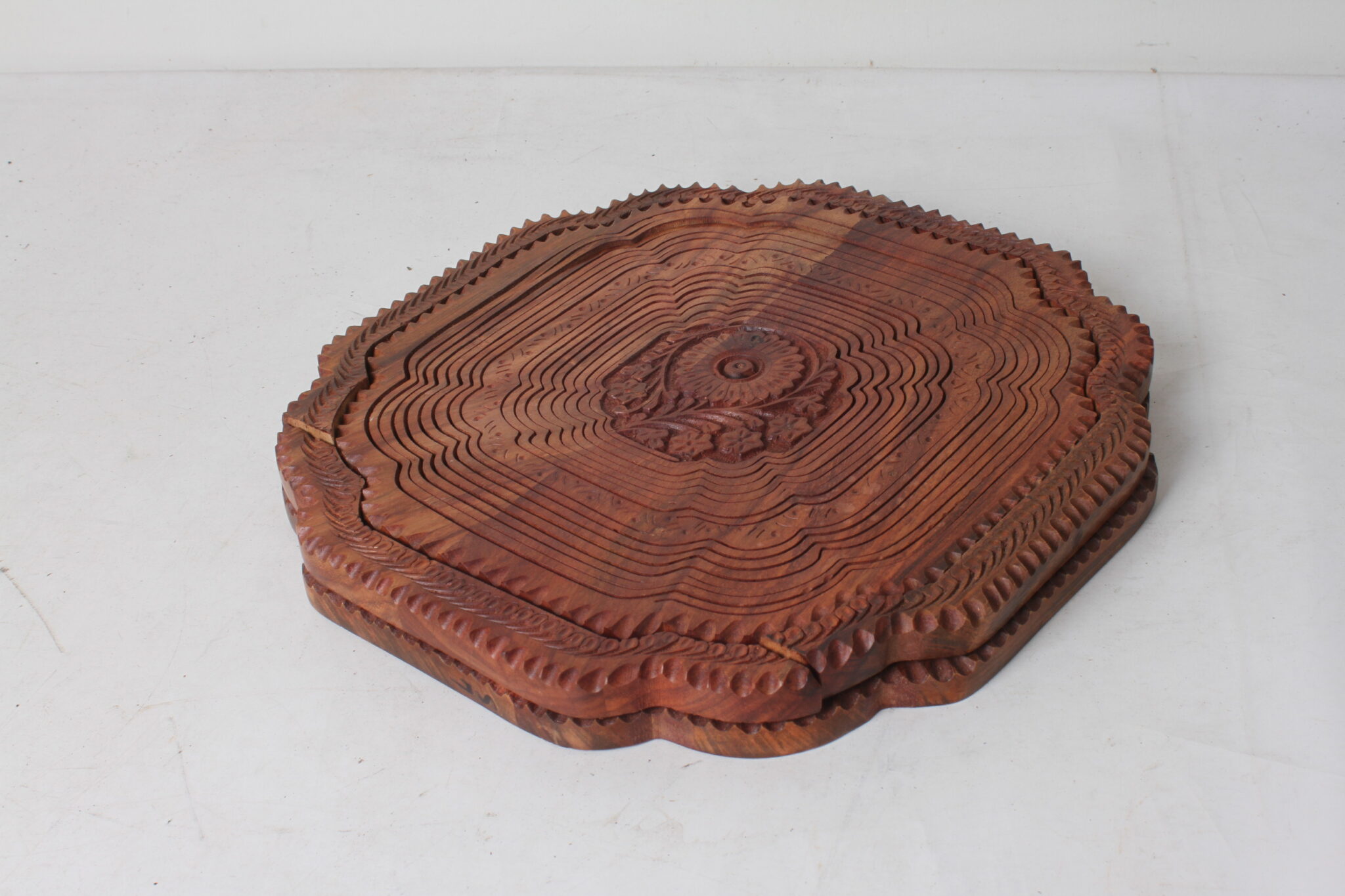 panier-a-fruit-pliable-en-dessous-de-plat-en-bois-sculpte-art-de-la-table-objets-deco-brocante-occasion-emmaus-scherwiller-etikette (4)