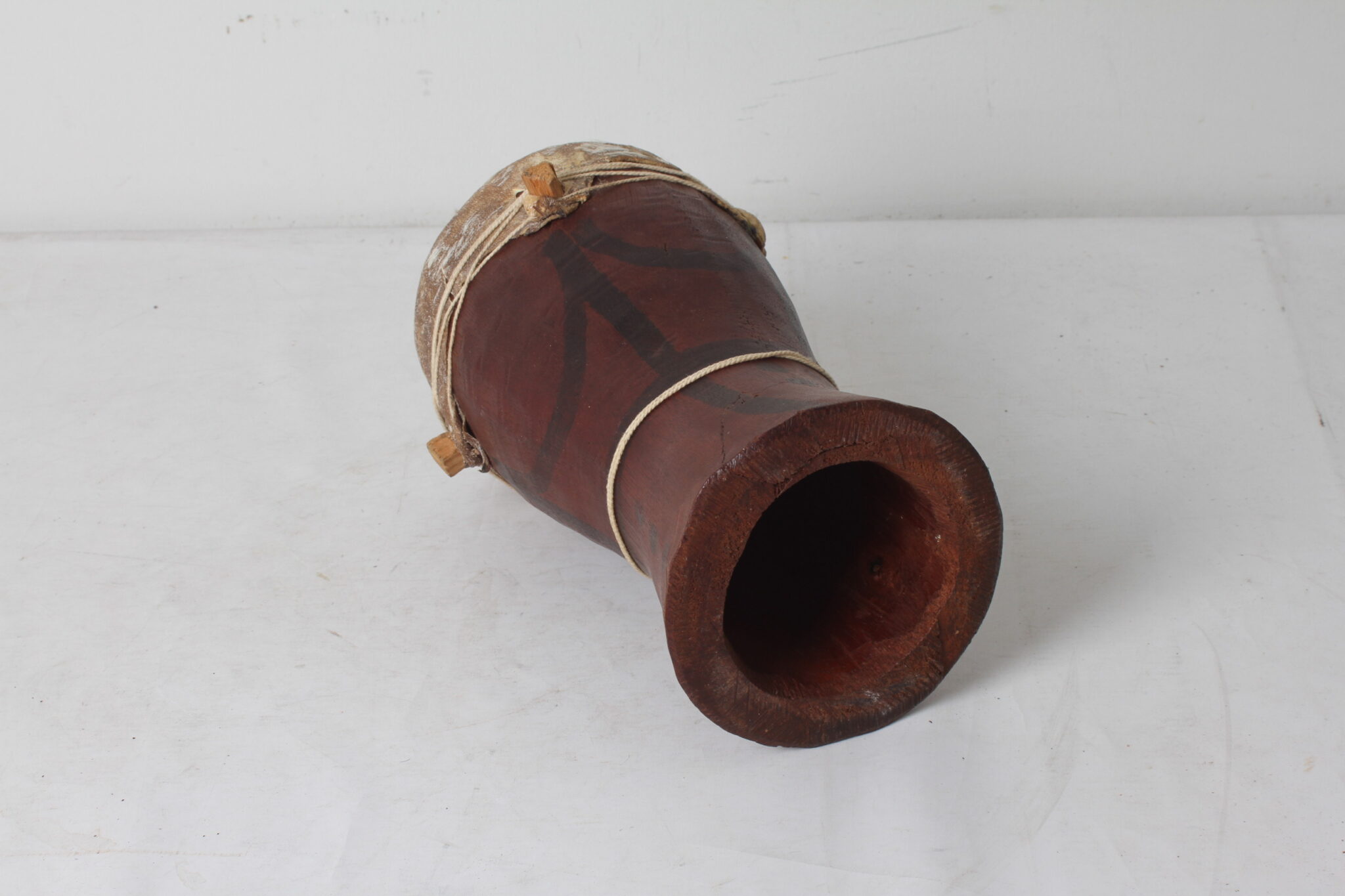 petit-djembe-artisanal-tambour-africain-bois-objets-deco-instrument-musique-occasion-emmaus-scherwiller-etikette (1)