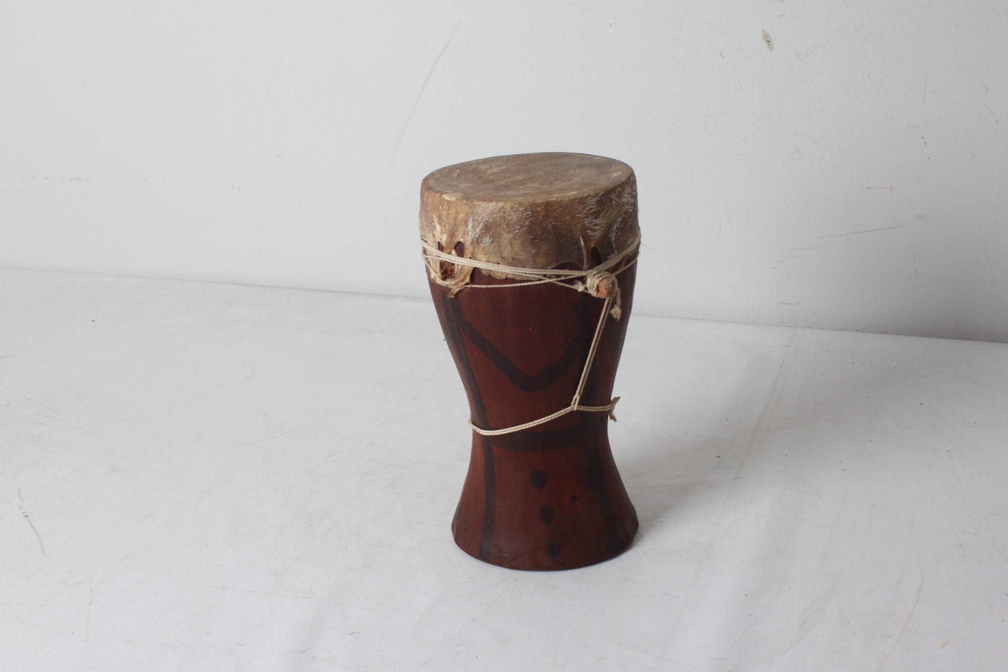 petit-djembe-artisanal-tambour-africain-bois-objets-deco-instrument-musique-occasion-emmaus-scherwiller-etikette (2)