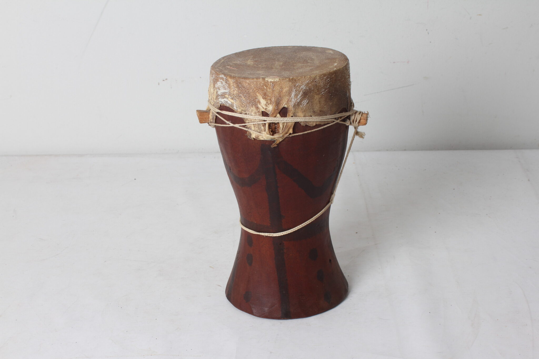 petit-djembe-artisanal-tambour-africain-bois-objets-deco-instrument-musique-occasion-emmaus-scherwiller-etikette (3)