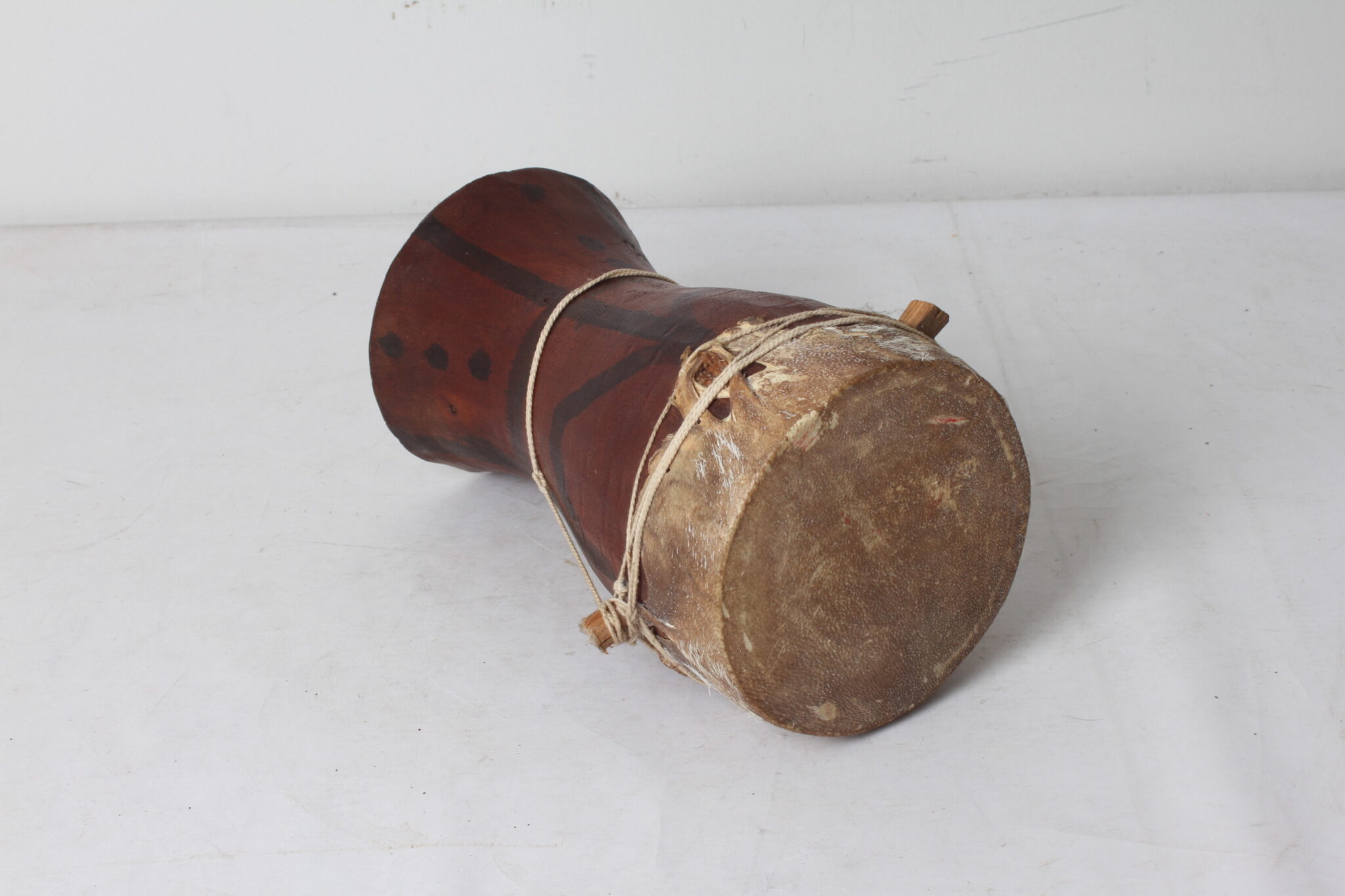 petit-djembe-artisanal-tambour-africain-bois-objets-deco-instrument-musique-occasion-emmaus-scherwiller-etikette (4)