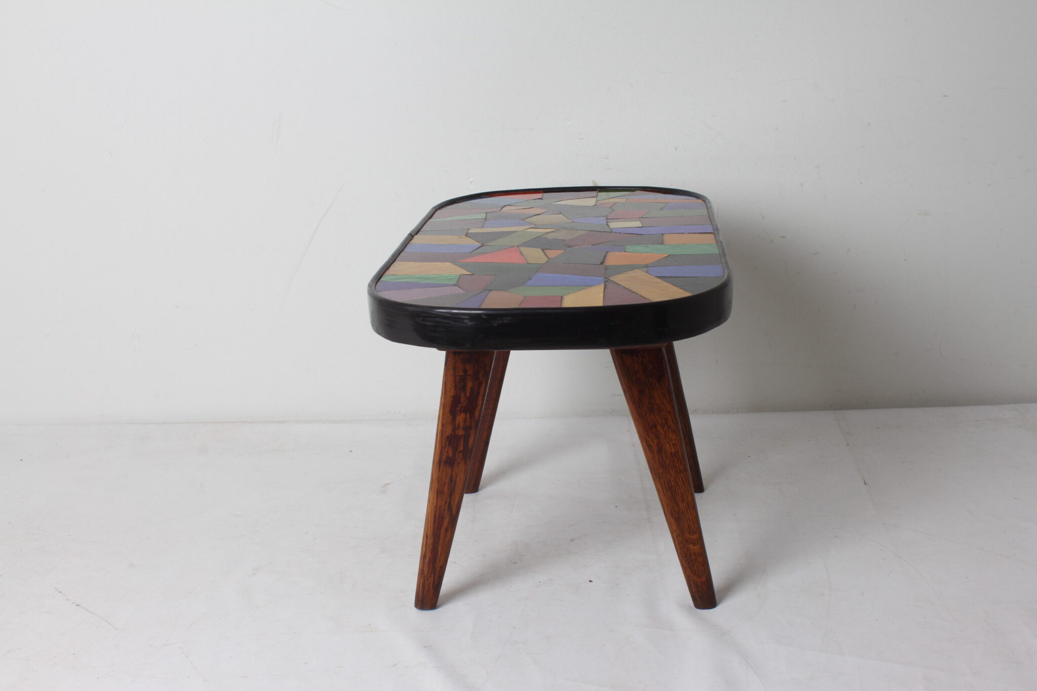 petite-table-basse-design-et-originale-bois-pieds-compas-plateau-mosaique-de-verre-multicolore-mobilier-brocante-occasion-emmaus-scherwiller-etikette (1)