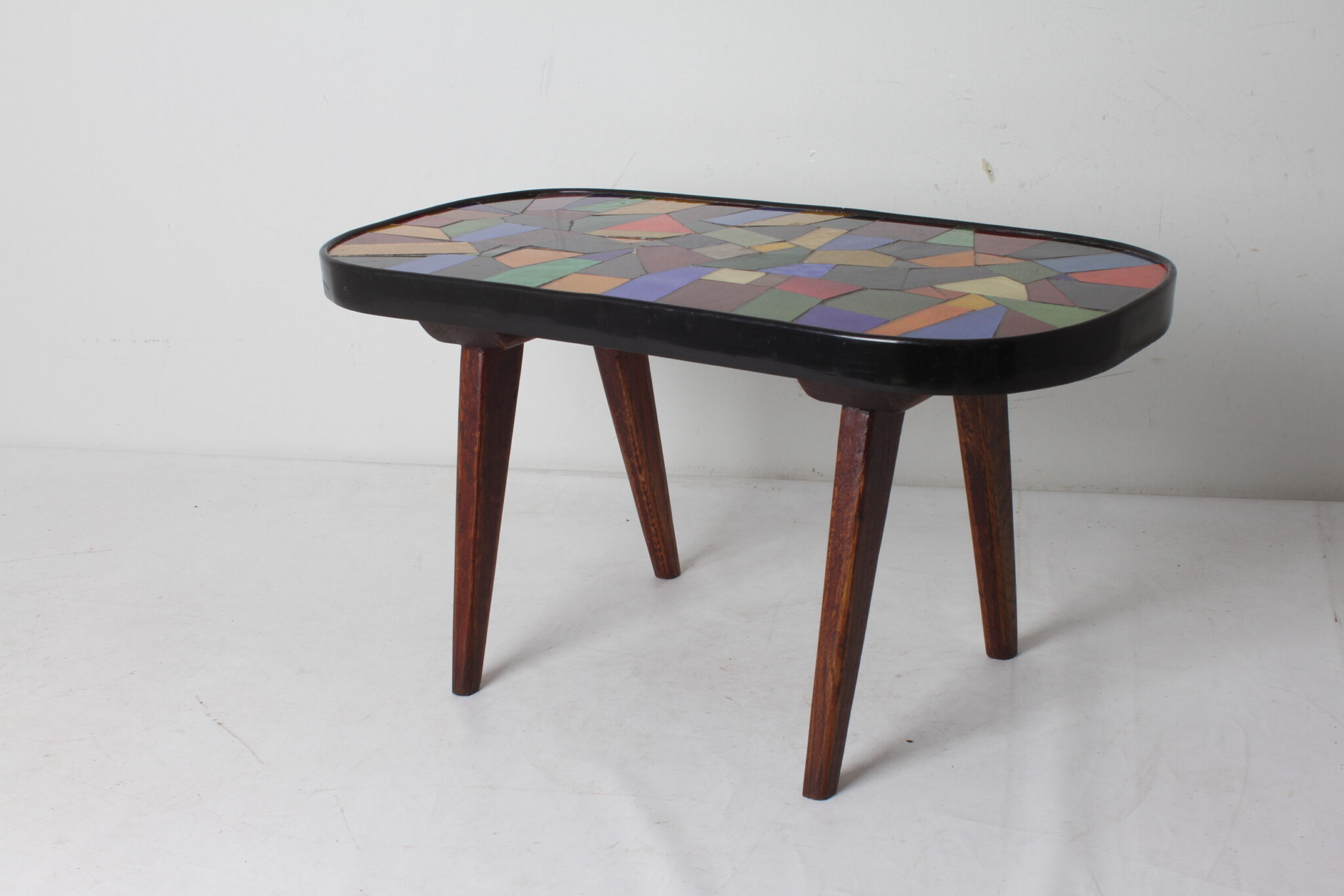 petite-table-basse-design-et-originale-bois-pieds-compas-plateau-mosaique-de-verre-multicolore-mobilier-brocante-occasion-emmaus-scherwiller-etikette (2)