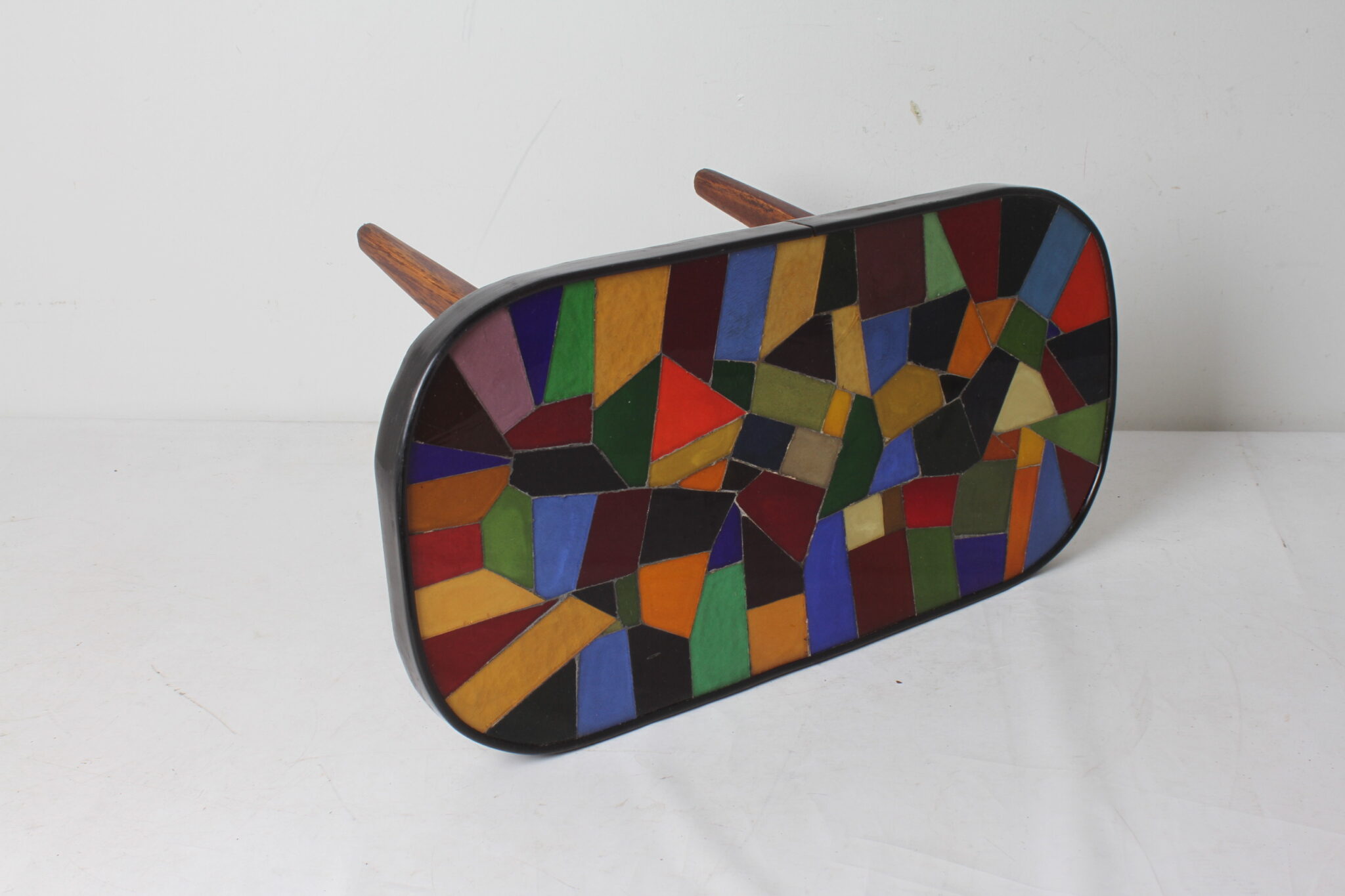 petite-table-basse-design-et-originale-bois-pieds-compas-plateau-mosaique-de-verre-multicolore-mobilier-brocante-occasion-emmaus-scherwiller-etikette (3)