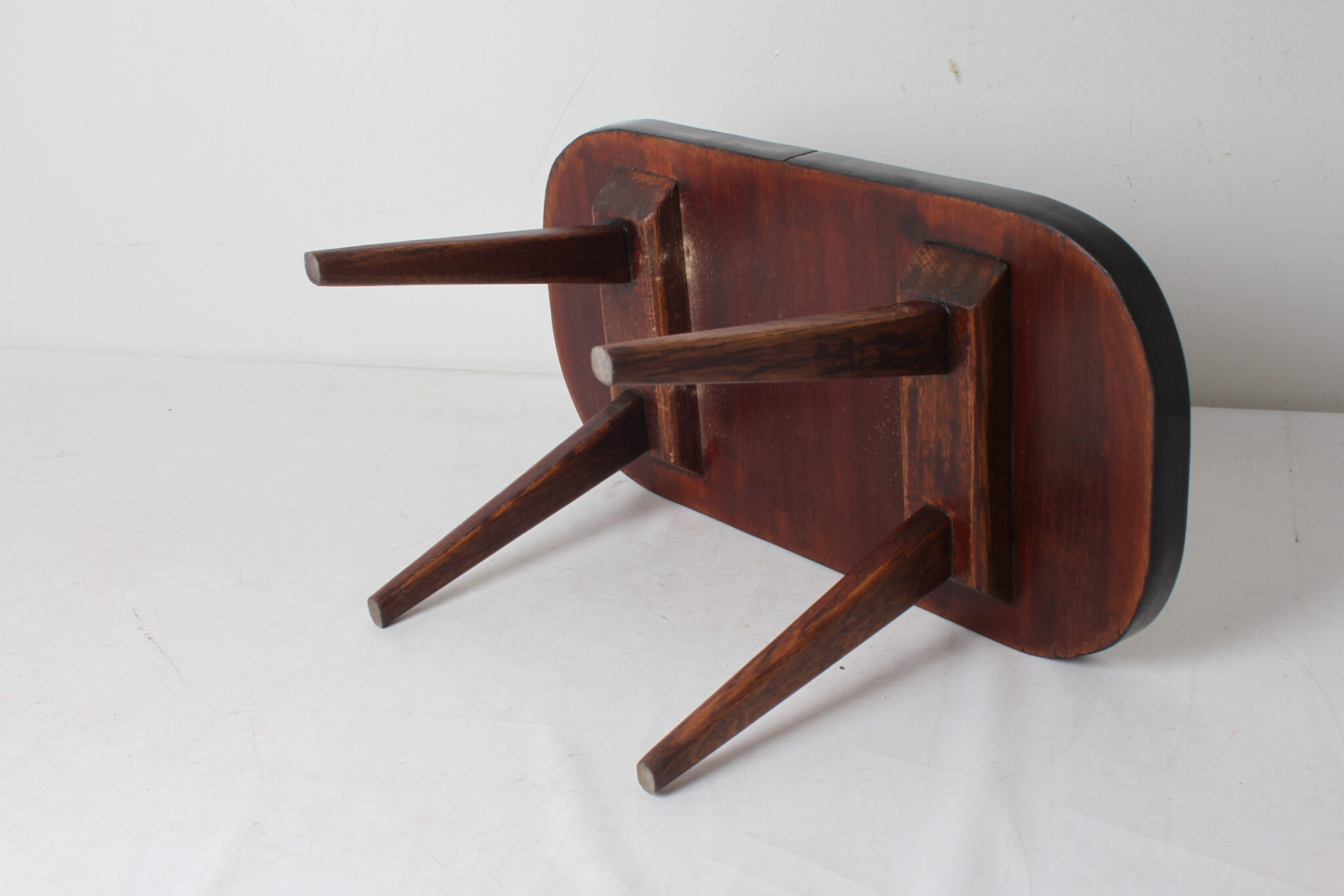 petite-table-basse-design-et-originale-bois-pieds-compas-plateau-mosaique-de-verre-multicolore-mobilier-brocante-occasion-emmaus-scherwiller-etikette (4)