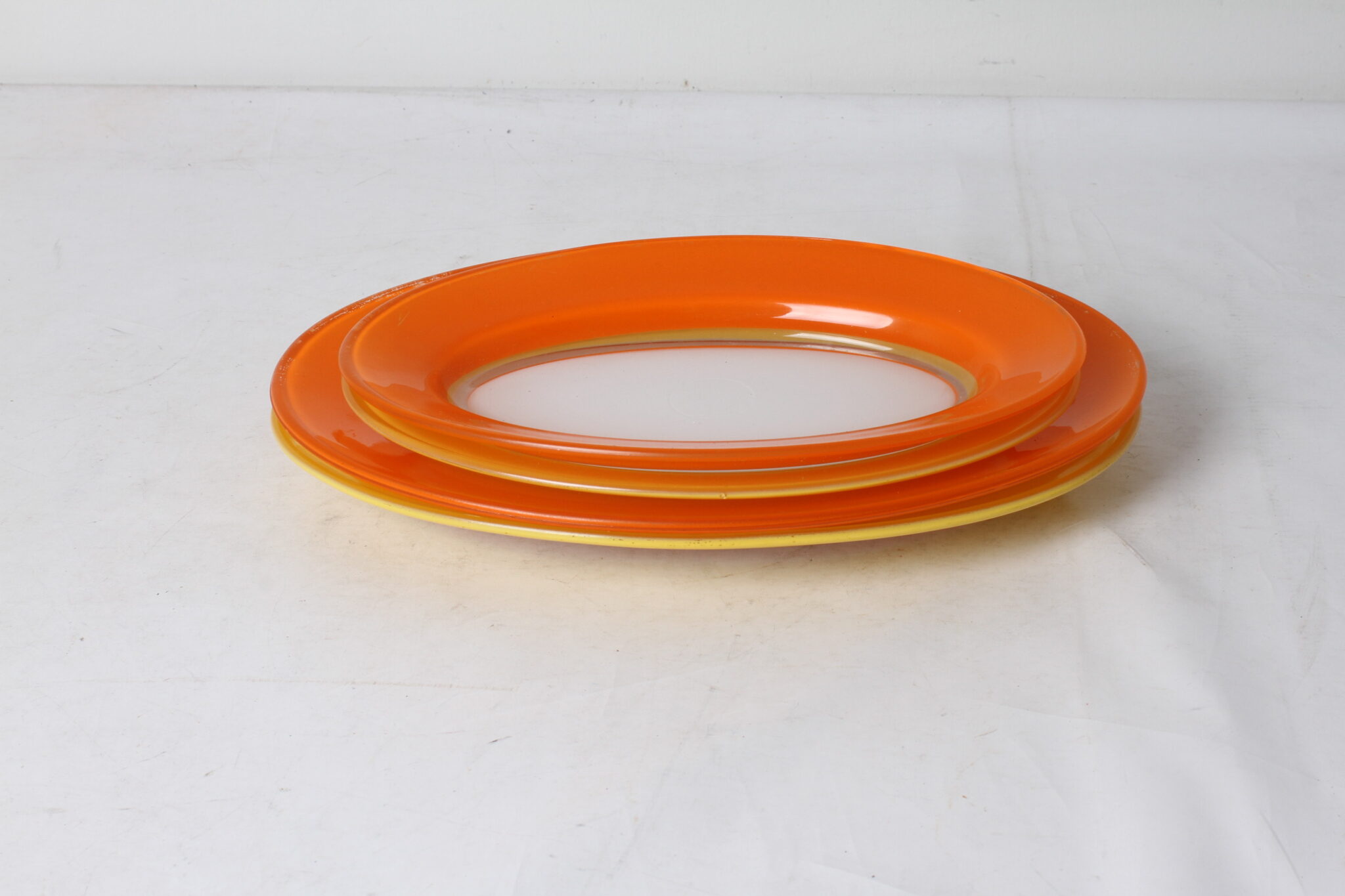 plat-de-presentation-forme-ovale-verre-duralex-design-vintage-orange-jaune-art-de-la-table-brocante-occasion-emmaus-scherwiller-etikette (1)