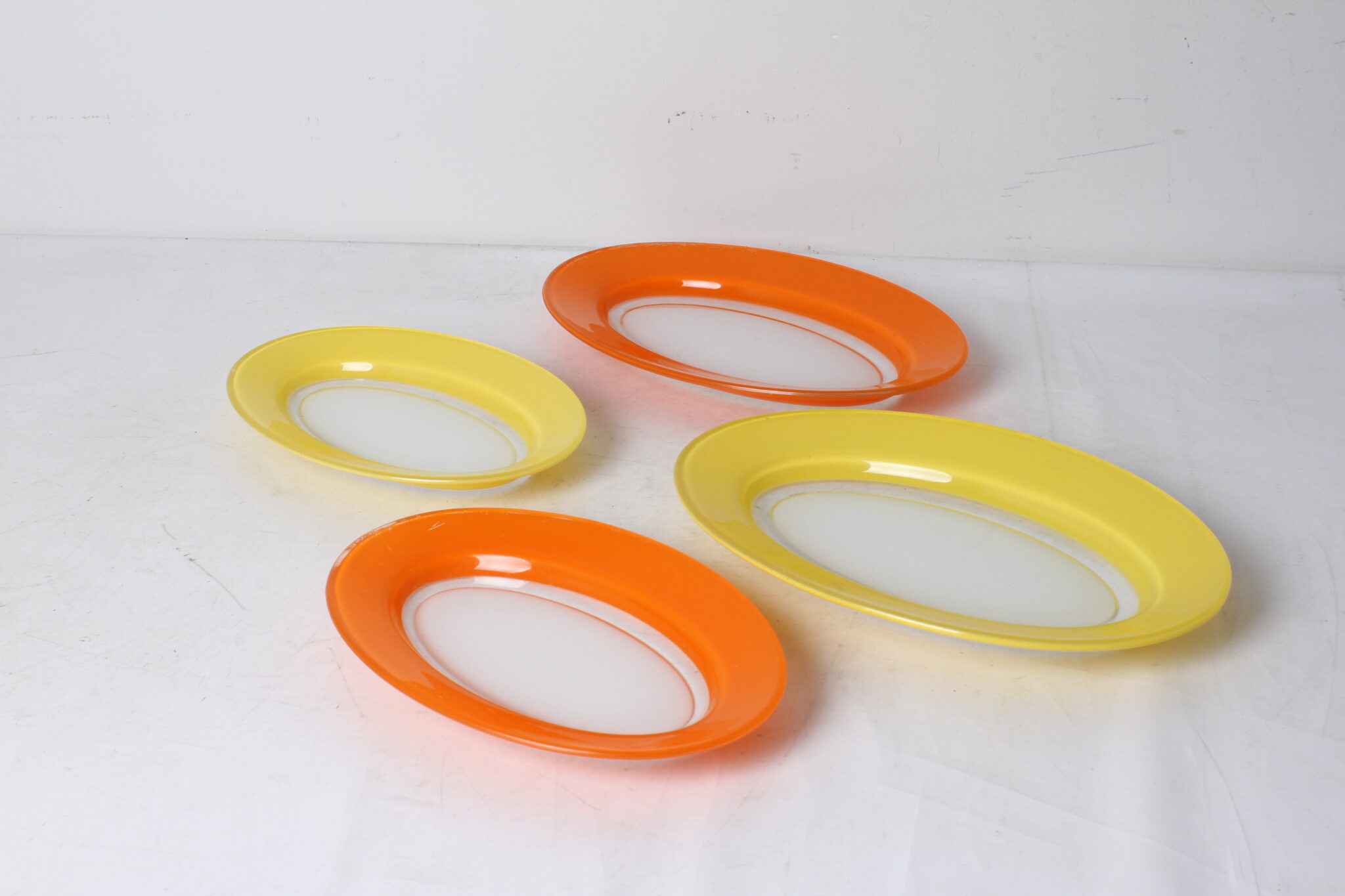 plat-de-presentation-forme-ovale-verre-duralex-design-vintage-orange-jaune-art-de-la-table-brocante-occasion-emmaus-scherwiller-etikette (2)
