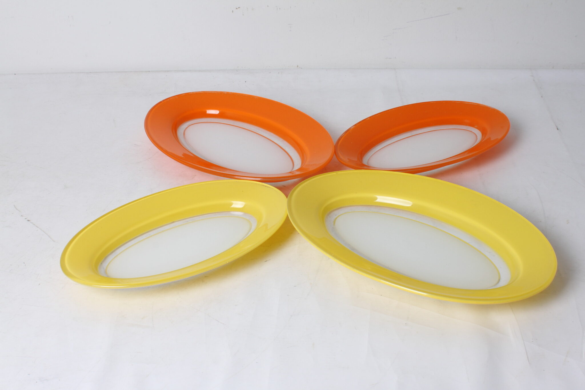 plat-de-presentation-forme-ovale-verre-duralex-design-vintage-orange-jaune-art-de-la-table-brocante-occasion-emmaus-scherwiller-etikette (3)