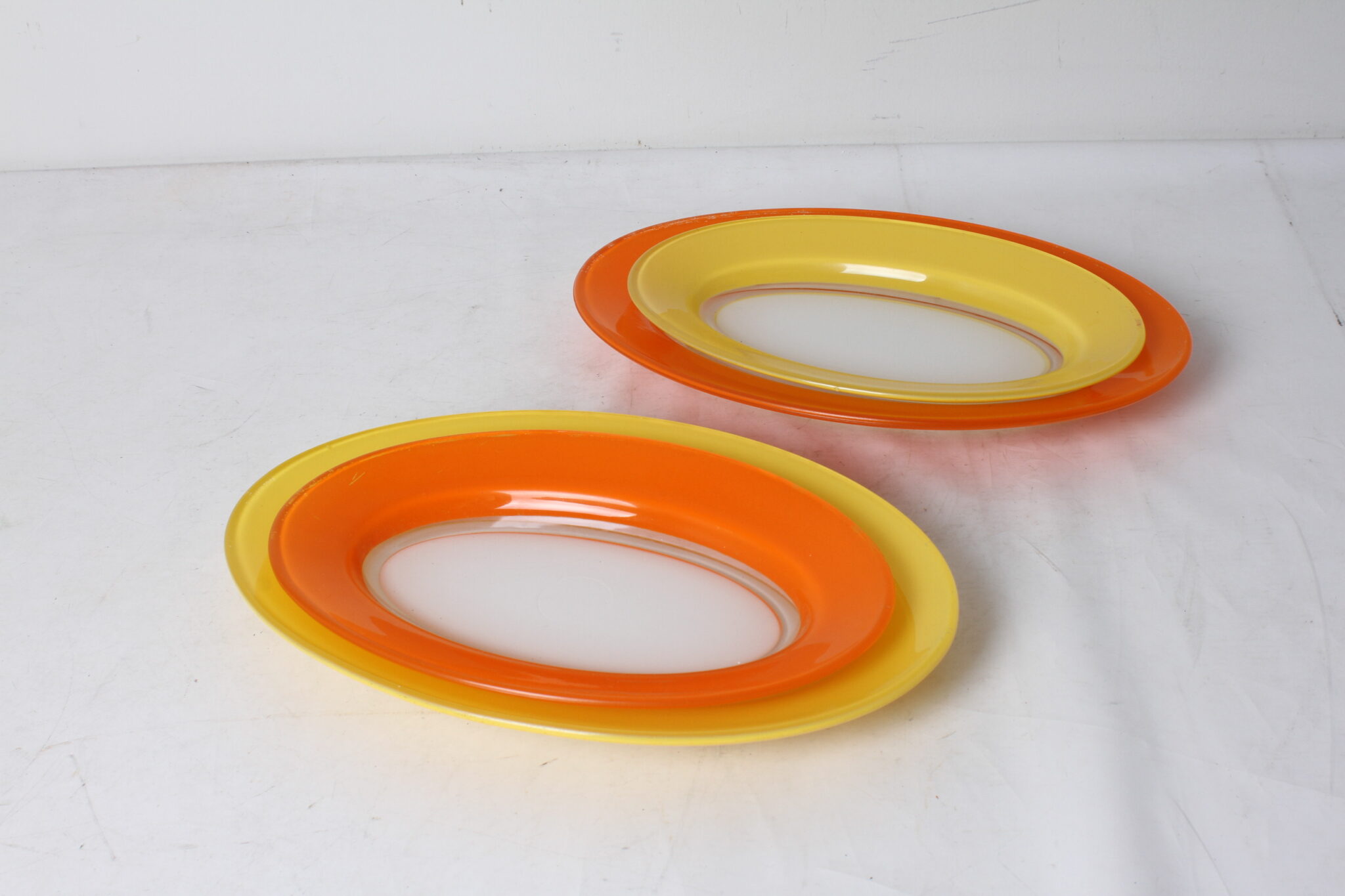 plat-de-presentation-forme-ovale-verre-duralex-design-vintage-orange-jaune-art-de-la-table-brocante-occasion-emmaus-scherwiller-etikette (4)