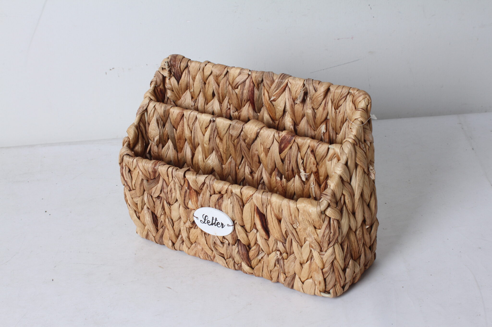 porte-lettres-naturel-en-jacinthe-d'eau-objets-deco-occasion-emmaus-scherwiller-etikette (2)