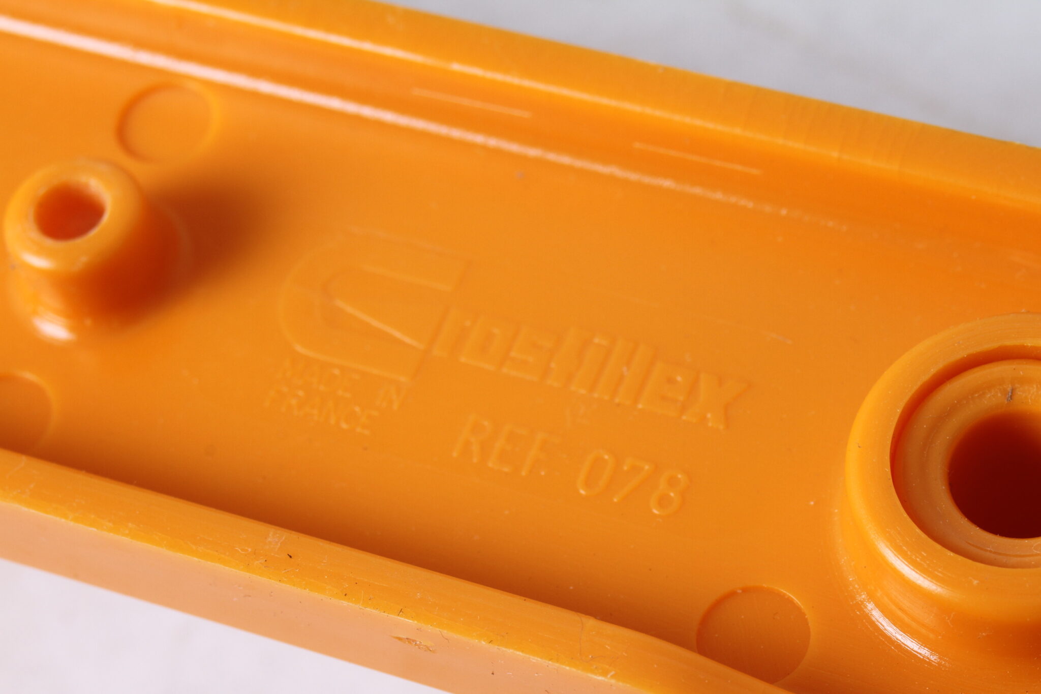 porte-manteaux-vintage-mural-grosfillex-plastique-orange-objets-deco-occasion-emmaus-scherwiller-etikette (1)