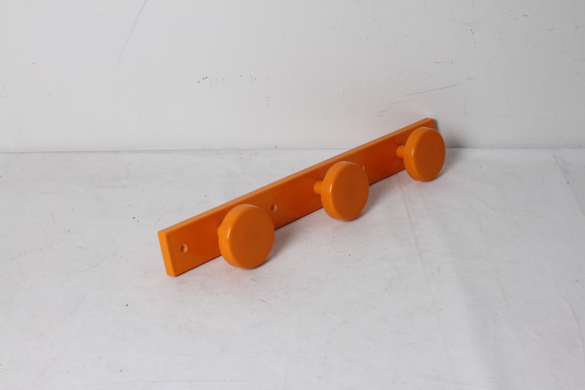 porte-manteaux-vintage-mural-grosfillex-plastique-orange-objets-deco-occasion-emmaus-scherwiller-etikette (2)