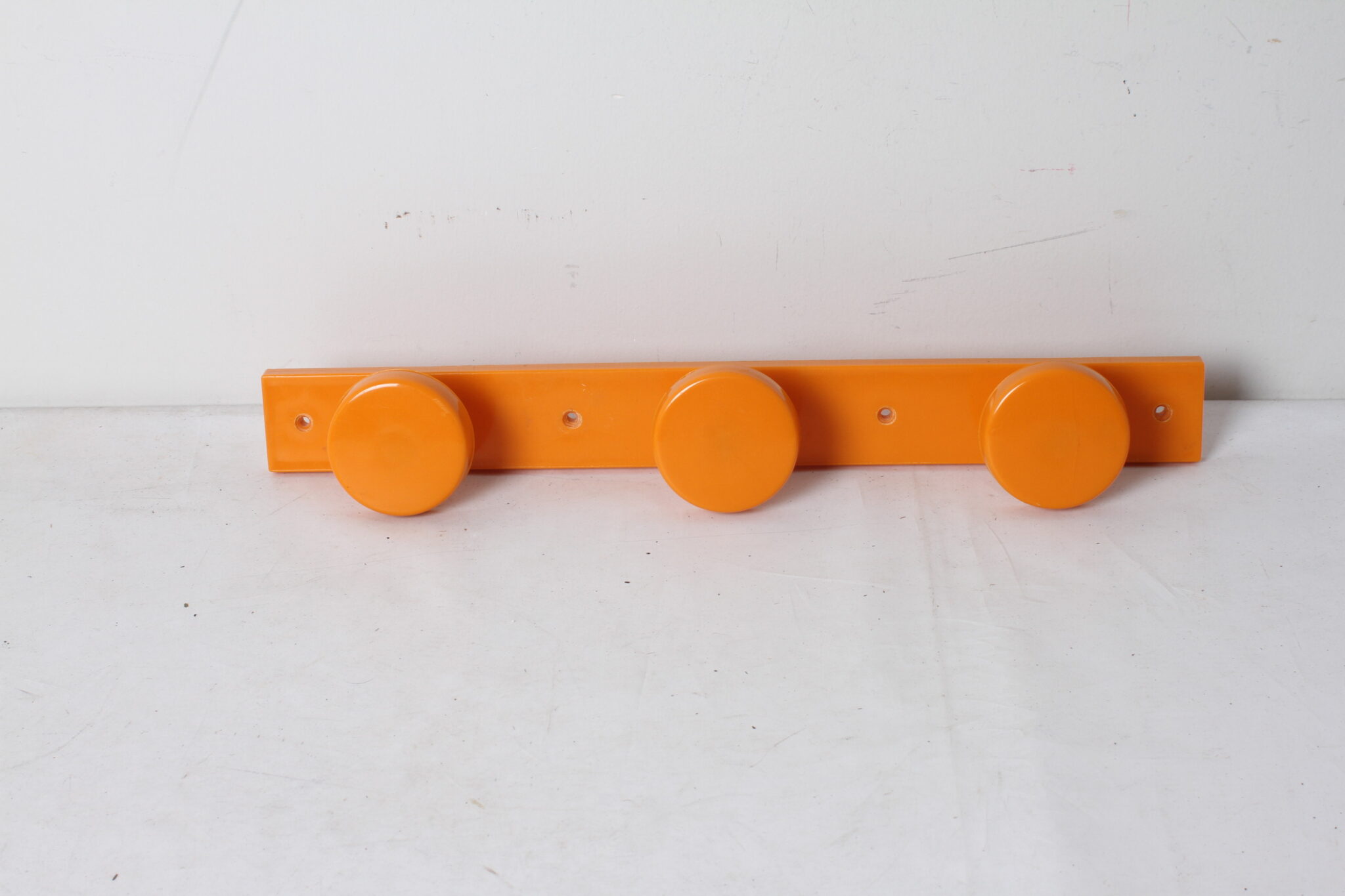 porte-manteaux-vintage-mural-grosfillex-plastique-orange-objets-deco-occasion-emmaus-scherwiller-etikette (3)