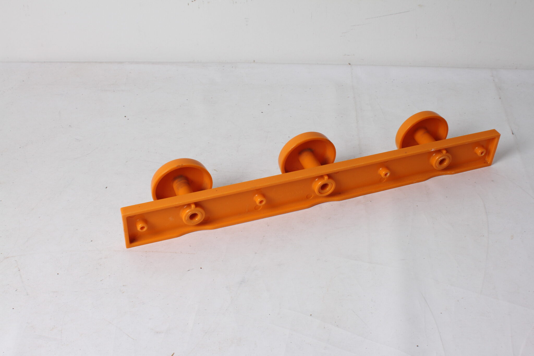 porte-manteaux-vintage-mural-grosfillex-plastique-orange-objets-deco-occasion-emmaus-scherwiller-etikette (4)
