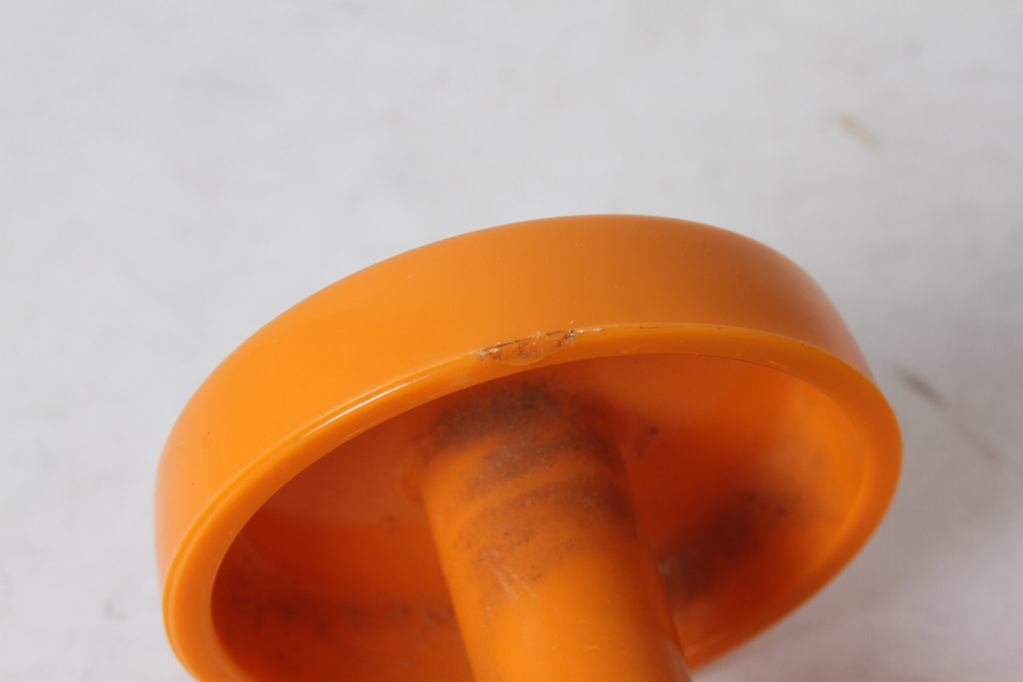 porte-manteaux-vintage-mural-grosfillex-plastique-orange-objets-deco-occasion-emmaus-scherwiller-etikette (5)